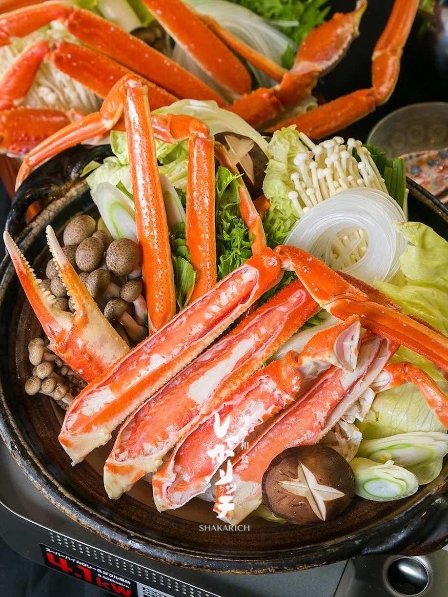 🦀ズワイ蟹すき鍋 | 2人前 2,580B⁺⁺ 

繊細な甘みを持つ北海道産ズワイ蟹を贅沢に使用。 旨みが溶け込んだ出汁で味わう、冬に嬉しい一品です。

-————————
🦀หม้อไฟสุกี้ยากี้ปูซูไว | สำหรับ 2 ท่าน 2,580 บาท⁺⁺

ใช้ปูซูไวจากฮอกไกโดที่มีรสหวานละมุนอย่างพิถีพิถัน
เพลิดเพลินกับความอร่อยในน้ำซุปที่ซึมซับความหวานและความอูมามิของปู
เมนูพิเศษที่เหมาะสำหรับฤดูหนาว

-————————
🦀Snow Crab Sukiyaki Hot Pot | For 2 persons 2,580B⁺⁺

Made with premium Hokkaido snow crab, known for its delicate natural sweetness.
Enjoy a comforting winter dish, simmered in a savory broth infused with rich crab flavor.

*-*-*-*-*-*-*-*-*-*-*-*-*-*-*-
📝 For Menu and Order, 
contact us on LINE!
＠shakarich
*-*-*-*-*-*-*-*-*-*-*-*-*-*-*-*-

🍴SHAKARICH
📍Shilom Surawong
🕚11:00-Late
📞02-086-7898
🚪15 Private Rooms
(From 2P up to 20P)
🅿️Charn Issara Tower 1
🚄4 min walk from BTS Sala Deang

📍Thonglor Soi 14
🕚11:00-late
📞02-045-4032
🚪12 Private Rooms
(From 2P up to 22P)
🅿️Thonglor13 Home Place

📱097-053-9928
(Japanese)

#ズワイ蟹 #SnowCrab #ปูซูไว #すき鍋 #Sukiyaki #หม้อไฟญี่ปุ่น #和食 #JapaneseFood #BangkokEats #Shakarich#Thonglor#Surawong