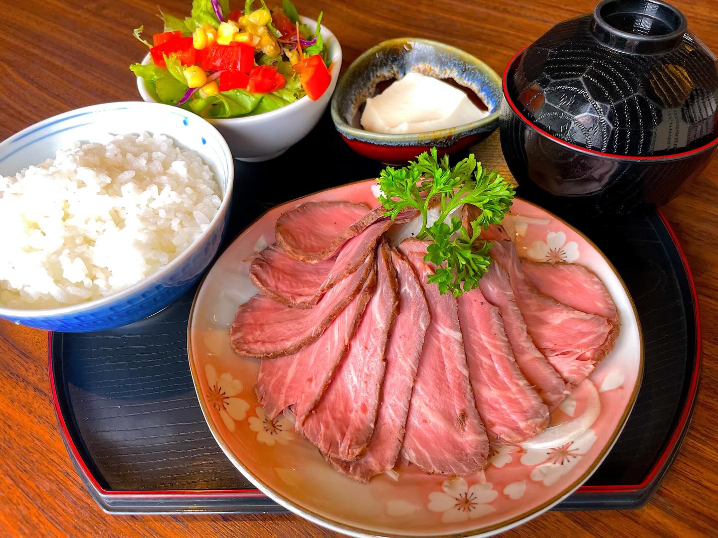 ลองมาสนุกสนานกับการทานอาหารญี่ปุ่นแท้ ๆ ที่ร้านเรากัน 🎌 ค่ำคืนพิเศษอย่างวันคริสต์มาสจะสมบูรณ์แบบยิ่งขึ้นถ้ามีเนื้ออบแสนอร่อยเป็นพระเอกของคืน ละลายในปาก อัดแน่นไปด้วยรสชาติและความอบอุ่น เพื่อให้คุณและคนที่คุณรักได้รับประสบการณ์การทานที่ไม่มีวันลืม 😋✨ มาลองจับคู่กับอาหารญี่ปุ่นจานอื่น ๆ ในเมนูของเรา ไม่ว่าจะเป็นซาซิมิ หรือซุปมิโสะ เพิ่มความหลากหลายให้อาหารค่ำของคุณดูมีสไตล์และเต็มไปด้วยความสุข 🎄 สมบูรณ์แบบทั้งอาหารว่างหรือมื้อหลัก ที่จะทำให้ทุกคนในครอบครัวปลื้มปริ่ม 💓 แล้วพบกันที่ร้านนะคะ เราพร้อมให้บริการด้วยใจและรอยยิ้ม 😊

本格的な日本料理を当店で楽しみましょう 🎌 クリスマスのような特別な夜は、美味しいローストビーフが主役になることでさらに完璧な夜になります。口の中でとろけ、味と温かさがぎゅっと詰まった一品です。あなたと大切な人が忘れられない食体験をできるように 😋✨ お刺身や味噌汁など、ほかの日本料理メニューと組み合わせてみてください。ディナーをよりおしゃれで幸せいっぱいに彩ります 🎄 前菜にもメインディッシュにもぴったりで、家族みんなが喜ぶこと間違いなし 💓 お店でお会いしましょう。心を込めて、そして笑顔でおもてなしします 😊

#อาหารญี่ปุ่นแท้
#คริสต์มาสอิ่มอร่อย
#อาหารญี่ปุ่น
#ครอบครัวมีความสุข
#ร้านอาหารยอดนิยม
Chofu 
Chofujpark