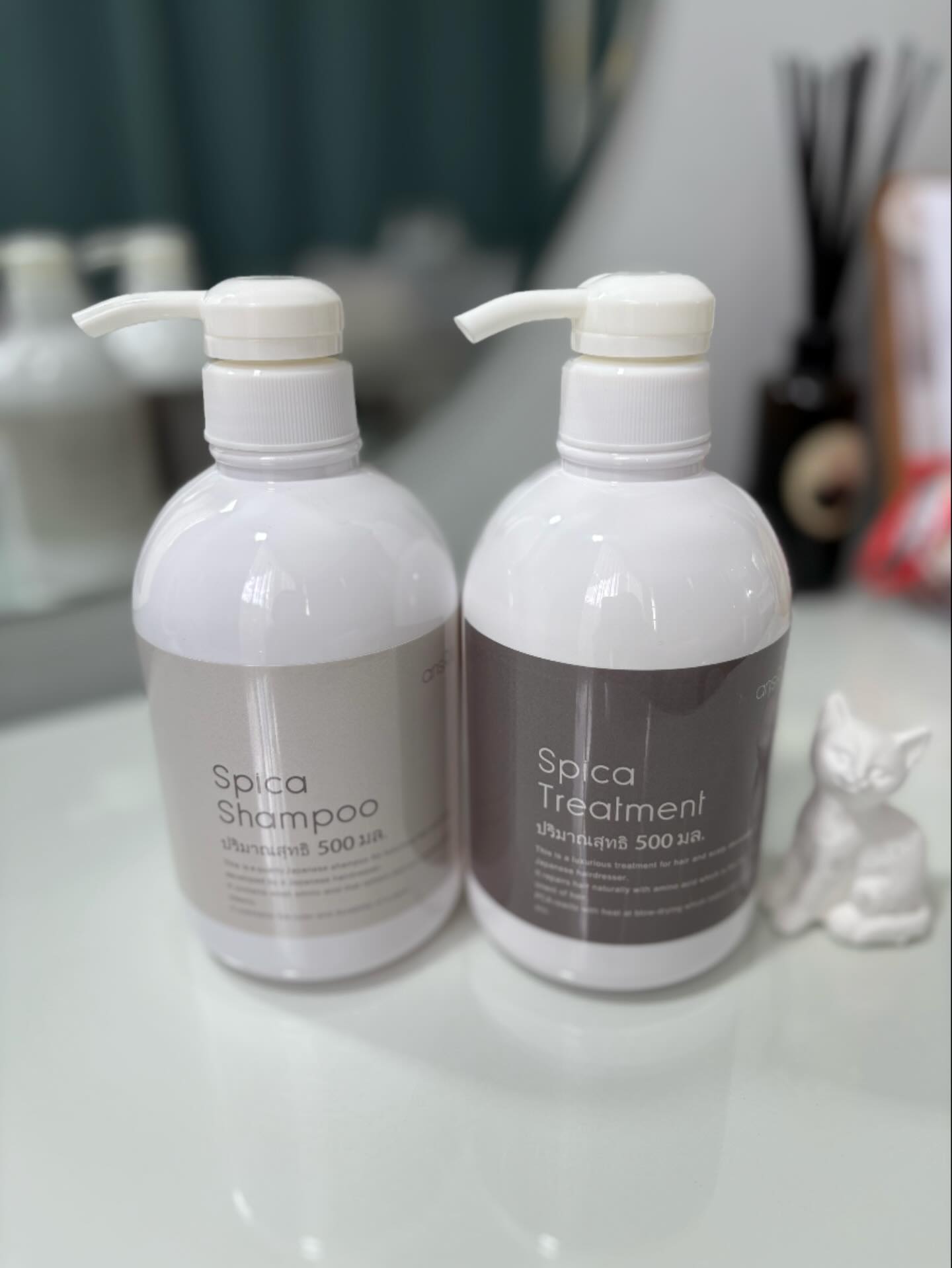 Spica shampoo &  treatment
おすすめの使用方法をお伝えさせていただきます♥️
参考にしていただければと思います🫧🫧

🤍🤍🤍🤍🤍🤍🤍🤍🤍🤍🤍🤍🤍🤍🤍

しっかりシャワーですすぐ🚿

⇩

1シャン
スタイリング剤やオイル、バームがついている髪は2プッシュくらいを全体に軽く揉み込んで一度汚れを軽く洗い流します。

⇩

2シャン
毛量、長さにあわせて2〜5プッシュ
全体に揉み込み、泡が固い感じがしたら少しシャワーで緩めて全体に泡立ててください。
（慣れてくると濃厚な固い泡で洗えるようになります)
★アミノ酸系補修シャンプーなので、時間がある時は3〜5分くらいパックしてあげると仕上がりが更に良くなります✨

⇩

よくすすいだあと軽く水気を絞り、トリートメントを毛先から全体に3〜5プッシュ馴染ませます。
★時間があれば細かい目のくしやブラシでコーミング(手ぐしでもOK)3〜5分おいてからすすぐと更に仕上がりが良くなります♥️

⇩

よくすすいでしっかりドライで仕上げてください🥰

🤍🤍🤍🤍🤍🤍🤍🤍🤍🤍🤍🤍🤍🤍🤍

シャンプートリートメント共にサロンメニュー髪質改善と同じマレイン酸配合なので、使うほど良い状態へ✨