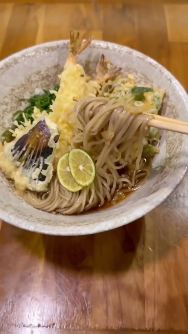 🎍 年末年始も休まず営業いたします！ 🎍
大晦日には Shakarichの年越しそば で一年の締めくくりを。

————————————
🎍เปิดทำการตลอดช่วงปีใหม่!

วันสิ้นปี ปิดท้ายปีด้วย โซบะปีใหม่ของ Shakarich

โซบะปีใหม่ (Toshikoshi Soba)
เป็นอาหารญี่ปุ่นแบบดั้งเดิมที่รับประทานในคืนวันสิ้นปี
เส้นโซบะที่ยาวหมายถึง
การมีอายุยืน สุขภาพแข็งแรง และการก้าวเข้าสู่ปีใหม่อย่างปลอดภัย

-————————————
🎍Open throughout the New Year holidays!

On New Year’s Eve, enjoy Shakarich’s Toshikoshi Soba.

Toshikoshi Soba is a traditional Japanese dish eaten on New Year’s Eve.
The long, thin noodles symbolize
longevity, good health, and a smooth transition into the new year.

*-*-*-*-*-*-*-*-*-*-*-*-*-*-*-
📝 For reservations and inquiries, 
contact us on LINE!
＠shakarich
*-*-*-*-*-*-*-*-*-*-*-*-*-*-*-*-

🍴SHAKARICH
📍Shilom Surawong
🕚11:00-Late
📞02-086-7898
🚪15 Private Rooms
(From 2P up to 20P)
🅿️Charn Issara Tower 1
🚄4 min walk from BTS Sala Deang

📍Thonglor Soi 14
🕚11:00-late
📞02-045-4032
🚪12 Private Rooms
(From 2P up to 22P)
🅿️Thonglor13 Home Place

📱097-053-9928
(Japanese)

#年越しそば #ToshikoshiSoba #โซบะปีใหม่ #大晦日 #NewYearsEve #วันสิ้นปี #JapaneseFood #อาหารญี่ปุ่น #BangkokEats #Shakarich#Surawong#Thonglor