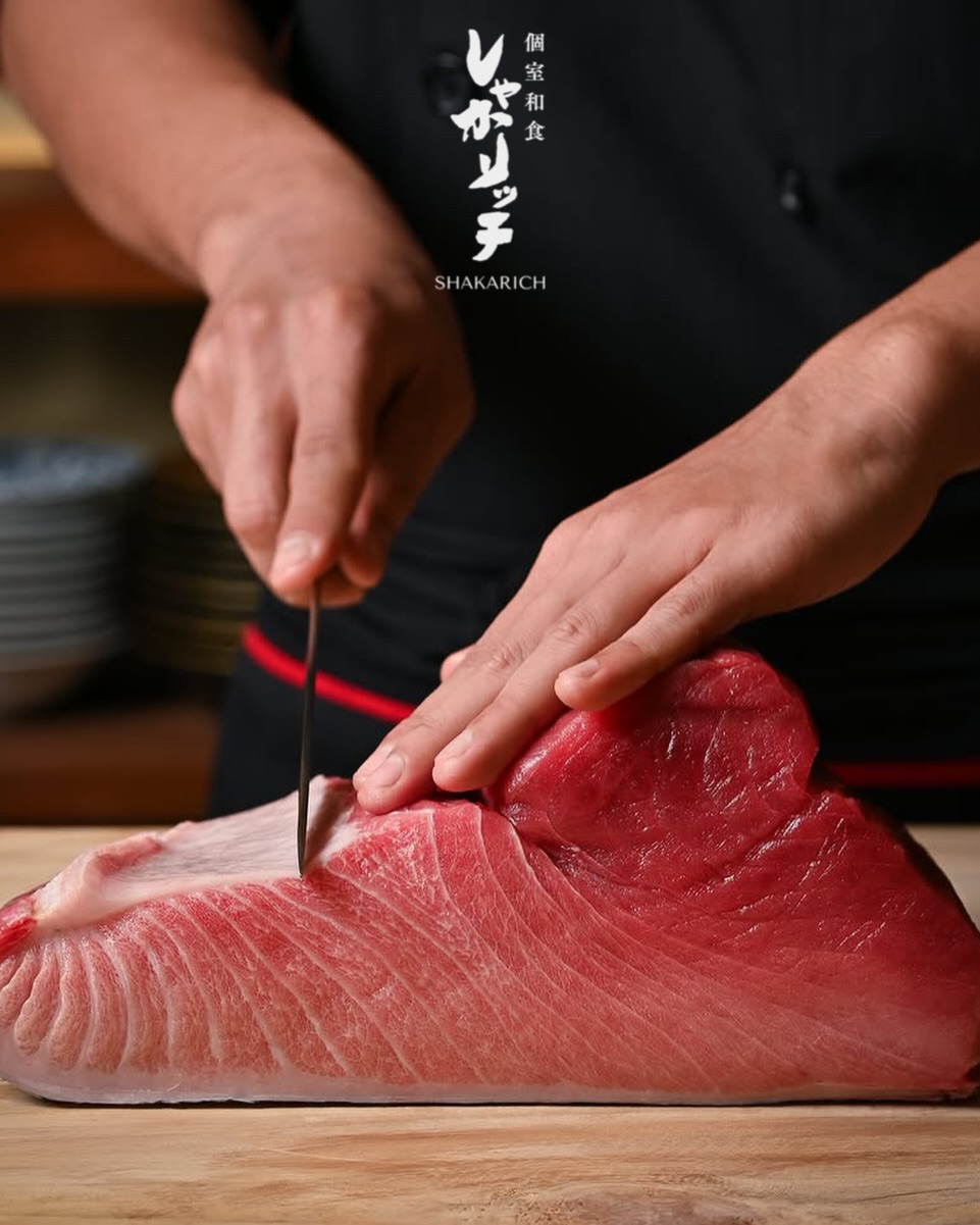 長崎県・五島列島産の黒本鮪を使用。
最高級と称される本鮪は、深みのある色合いと希少性から
「黒いダイヤモンド」とも呼ばれています。

濃厚な旨みと、とろけるような口当たりをぜひご堪能ください。

—————————
ใช้ปลาทูน่าครีบน้ำเงิน (คุโระฮงมากุโระ) จากหมู่เกาะโกโตะ จังหวัดนางาซากิ
ด้วยสีสันที่เข้มลึกและความหายาก
จึงได้รับการขนานนามว่า “เพชรสีดำแห่งท้องทะเล”

ขอเชิญลิ้มลองรสชาติอูมามิที่เข้มข้น
และเนื้อสัมผัสที่ละลายในปาก

—————————
Made with Kuro Honmaguro (Bluefin Tuna) from the Goto Islands, Nagasaki.
Known as the finest tuna, its deep color and rarity
have earned it the name “The Black Diamond of the Sea.”

Please enjoy its rich umami flavor
and melt-in-your-mouth texture.

*-*-*-*-*-*-*-*-*-*-*-*-*-*-*-
📝 For reservations and inquiries, 
contact us on LINE!
＠shakarich
*-*-*-*-*-*-*-*-*-*-*-*-*-*-*-*-

🍴SHAKARICH
📍Shilom Surawong
🕚11:00-Late
📞02-086-7898
🚪15 Private Rooms
(From 2P up to 20P)
🅿️Charn Issara Tower 1
🚄4 min walk from BTS Sala Deang

📍Thonglor Soi 14
🕚11:00-late
📞02-045-4032
🚪12 Private Rooms
(From 2P up to 22P)
🅿️Thonglor13 Home Place

📱097-053-9928
(Japanese)

#KuroHonmaguro #BluefinTuna #GotoIslands #Nagasaki #PremiumJapaneseFood #LuxurySushi #BlackDiamondOfTheSea #JapaneseCuisine #FineDining #SeafoodLovers#shakarich#thonglor#surawong
