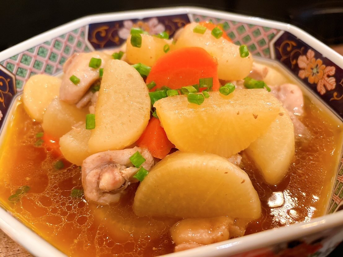 今年の営業もあと３営業日
本日は華金✨
まだまだお席に余裕があります
皆様のご来店お待ちしております♪

おひとりさま大歓迎！
カウンター席大人気

おばんざい、鉄板焼きメニュー
二階テーブル席、三階個室完備
一階カウンター席でもオーダー可能です

黒兵衛では
各種ご宴会のご予約承ります♪
コース1,000バーツ〜
飲み放題 300バーツor 400バーツ

二階テーブル席
三階9名様までの小宴会用個室ございます。

よろしくお願いします♪

12月もHappy hour 開催中です
17:00〜19:30

キリンビール大瓶　120B
ウィスキーハイボール　80B

Happy hour in December❗️
17:00〜19:30
Kirin Beer Big Bottle 120B
Whisky Hi-ball 80B

#バンコク創作料理居酒屋 #バンコク日本料理店 #バンコク小料理屋 #バンコクおひとりさま #バンコク1人飲み プラカノン バンコク日本人女性スタッフ常駐 バンコクおかみさん バンコクお好み焼き屋 バンコク鉄板焼き  バンコクおばんざい  japanesefood bangkok phrakhanong japaneserestaurant reopen happyhour obanzai bangkokokonomiyaki bangkokteppanyaki