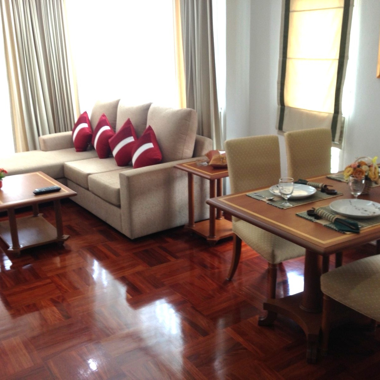 Assign Residenceのサービスアパートは、管理サービスに定評があり、快適な住まいを提供します。特に1ベッドのお部屋は、広々とした72㎡の開放的な空間が自慢です。インテリアは少し前のタイプですが、落ち着いたデザインで居心地の良さを感じられます🏡。

立地はトンロー18にあり、ショッピングモール「Jアベニュー」へも徒歩圏内という便利さが魅力です🛍️。また、高速道路へのアクセスも良好なので、車を利用して通勤される方にも最適です🚗。

オーナーさんも非常にフレンドリーで、住民の生活をサポートしてくれます。Assign Residenceは、安心・快適な生活を求める方にぴったりの選択です✨

#AssignResidence
#サービスアパート
#広々空間
#快適生活
#Jアベニュー
#便利な立地
#トンロー
#安心感
#居心地最高
#広いお部屋
#高速アクセス
#便利な生活
#フレンドリーオーナー
#快適な暮らし
#開放感
#管理サービス
#住みやすい
#生活サポート
#バンコク生活
#快適な住まい
#住み心地抜群
#バンコク暮らし
#アパートメント生活
#心地よい空間
#紅樹株式会社