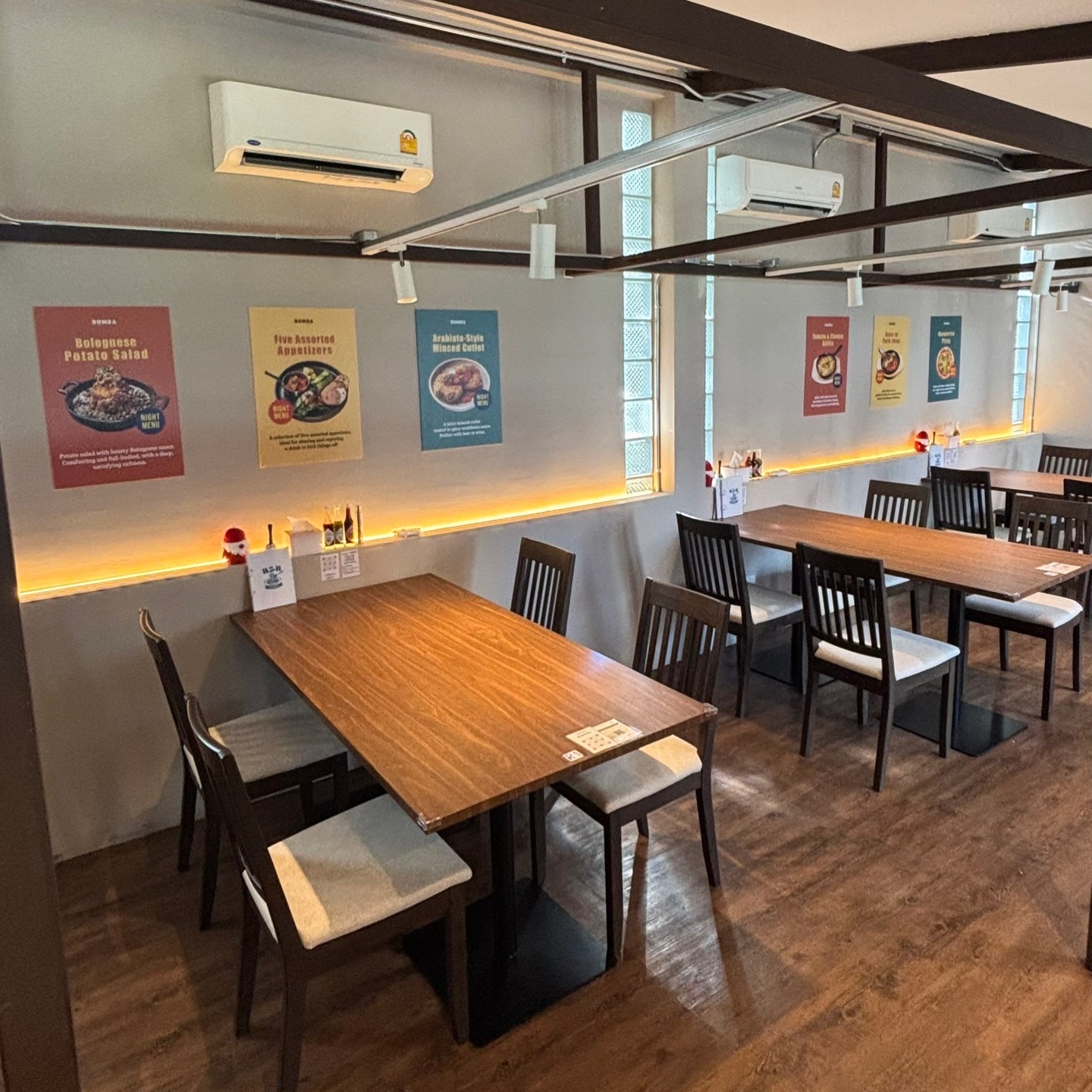 <2F>
「今後ロールカーテン設置します！！」

以前アンケートを実施しました
“2階テーブル間の仕切り”ですが
業者さんとの連携が上手くいかずに
来年頭に持ち越しとなりました(*´Д｀*)

壁と同色で落ち着いた感じのにします！
普段は写真のように開放感あって
もしお客さんが増えたら顔が刺さらないように。
もう少々お待ちください👏🏻👏🏻

#トンロールンバ #トンロー #スープパスタ #🇹🇭