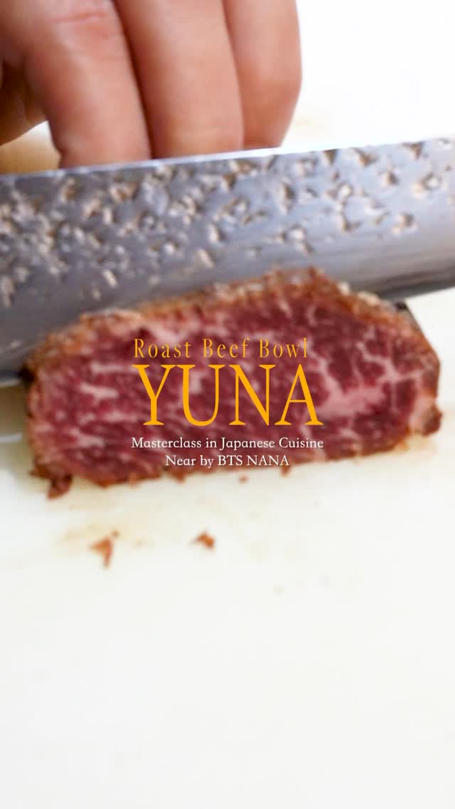 A luxurious Tottori Bowl topped with premium crab and tender rump roast beef.
Served with our aromatic sauce to highlight the natural flavors of each ingredient.

鳥取県のカニと、赤身の旨みが強いランプ肉を使った贅沢な鳥取丼。
香り高いソースとともに、素材の旨みをシンプルに楽しめる一杯です。
📍 Near BTS Nana
　 Sukhumvit 11/1 Alley
📞 Tel: 02-067-2602
⏰ 11:00–02:00

For reservations, please call or DM us.

#roastbeef #bangkok