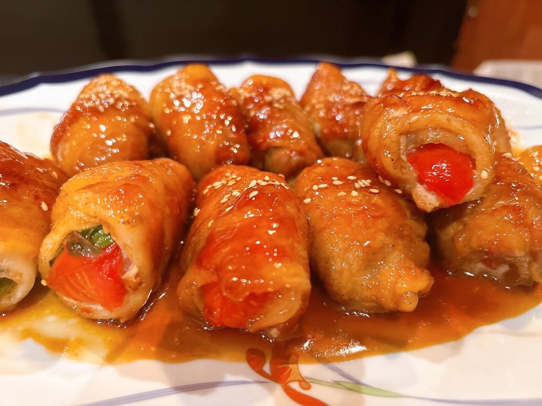 今年の営業もあと今日と明日のみ
今年の自分への労いは是非黒兵衛で😀

まだまだお席に余裕があります
皆様のご来店お待ちしております♪

おひとりさま大歓迎！
カウンター席大人気

おばんざい、鉄板焼きメニュー
二階テーブル席、三階個室完備
一階カウンター席でもオーダー可能です

黒兵衛では
各種ご宴会のご予約承ります♪
コース1,000バーツ〜
飲み放題 300バーツor 400バーツ

二階テーブル席
三階9名様までの小宴会用個室ございます。

よろしくお願いします♪

12月もHappy hour 開催中です
17:00〜19:30

キリンビール大瓶　120B
ウィスキーハイボール　80B

Happy hour in December❗️
17:00〜19:30
Kirin Beer Big Bottle 120B
Whisky Hi-ball 80B

#バンコク創作料理居酒屋 #バンコク日本料理店 #バンコク小料理屋 #バンコクおひとりさま #バンコク1人飲み プラカノン バンコク日本人女性スタッフ常駐 バンコクおかみさん バンコクお好み焼き屋 バンコク鉄板焼き  バンコクおばんざい  japanesefood bangkok phrakhanong japaneserestaurant reopen happyhour obanzai bangkokokonomiyaki bangkokteppanyaki