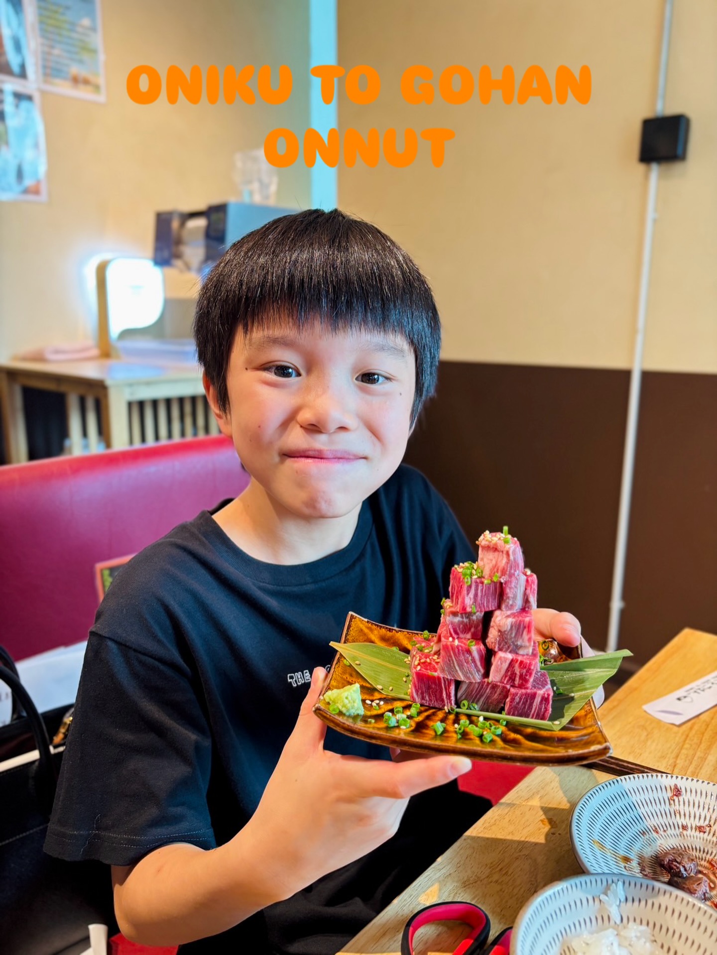 นี่คือคำแปลเป็นภาษาไทยครับ:🥩A5 wagyu

เนื้อสันในสุดพิเศษละลายในปาก
หั่นเป็นคำพอดีคำ ทำให้ทานง่ายและดูสวยงาม เป็นเมนูที่ลงตัวอย่างยิ่ง

ถ้าต้องการ ผมสามารถทำให้เวอร์ชันสั้น กระชับ สำหรับเมนูร้านอาหารด้วยครับ