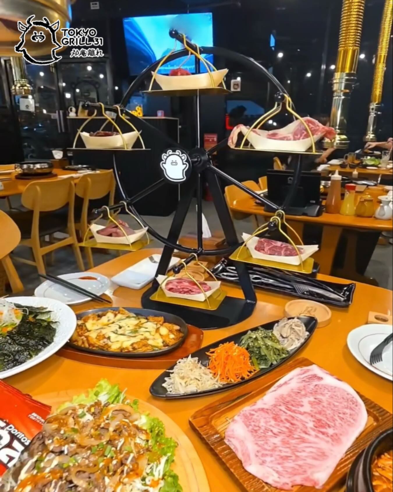 Tokyo Grill 31 炉庵離れ

当店では、厳選した上質なお肉を使用し、素材本来の旨味を最大限に引き出した焼肉をご提供しています。
きめ細かいサシが入った和牛から、食感と旨味にこだわった希少部位まで幅広くご用意🥢✨
香ばしく焼き上げた瞬間に広がるお肉の香りと、口の中でとろける贅沢な味わいをぜひお楽しみください。
友人・恋人・ご家族との特別なひとときに、心もお腹も満たされる焼肉体験を😋🎶
皆様のご来店を心よりお待ちしております。

ทางร้านคัดสรรเนื้อคุณภาพดีอย่างพู้ถีพิถันเพื่อดึงรสชาติและความอร่อย
ของเนื้อออกมาให้ดีที่สุดเนื้อวากิวลายสวยนุ่มชุ่มฉ่ำ
ย่างแล้วหอม อร่อย ละลายในปาก🥢✨
เหมาะสำหรับมื้อพิเศษกับเพื่อนคนรักหรือครอบครัวมาสัมผัสประสบการณ์ยากินิกุแท้ๆแบบญี่ปุ่นได้ที่ร้านเรา😋🎶
ยินดีต้อนรับลูกค้าทุกท่านนะคะ

🚗รถสามารถจอดหน้าร้านได้ประมาณ 2-3 คันนะคะ 🙇🏻‍♀️

🌙Open 17:30 - 03: 00
🗓️Closed Every Monday
📞096-167-1124
📍25 Sukhumvit Road, Khlong Toei Nuea, Watthana,
Bangkok 10110, Thailand
#yakiniku #izakaya #焼肉 #ปิ้งย่าง #bangkok #phromphon