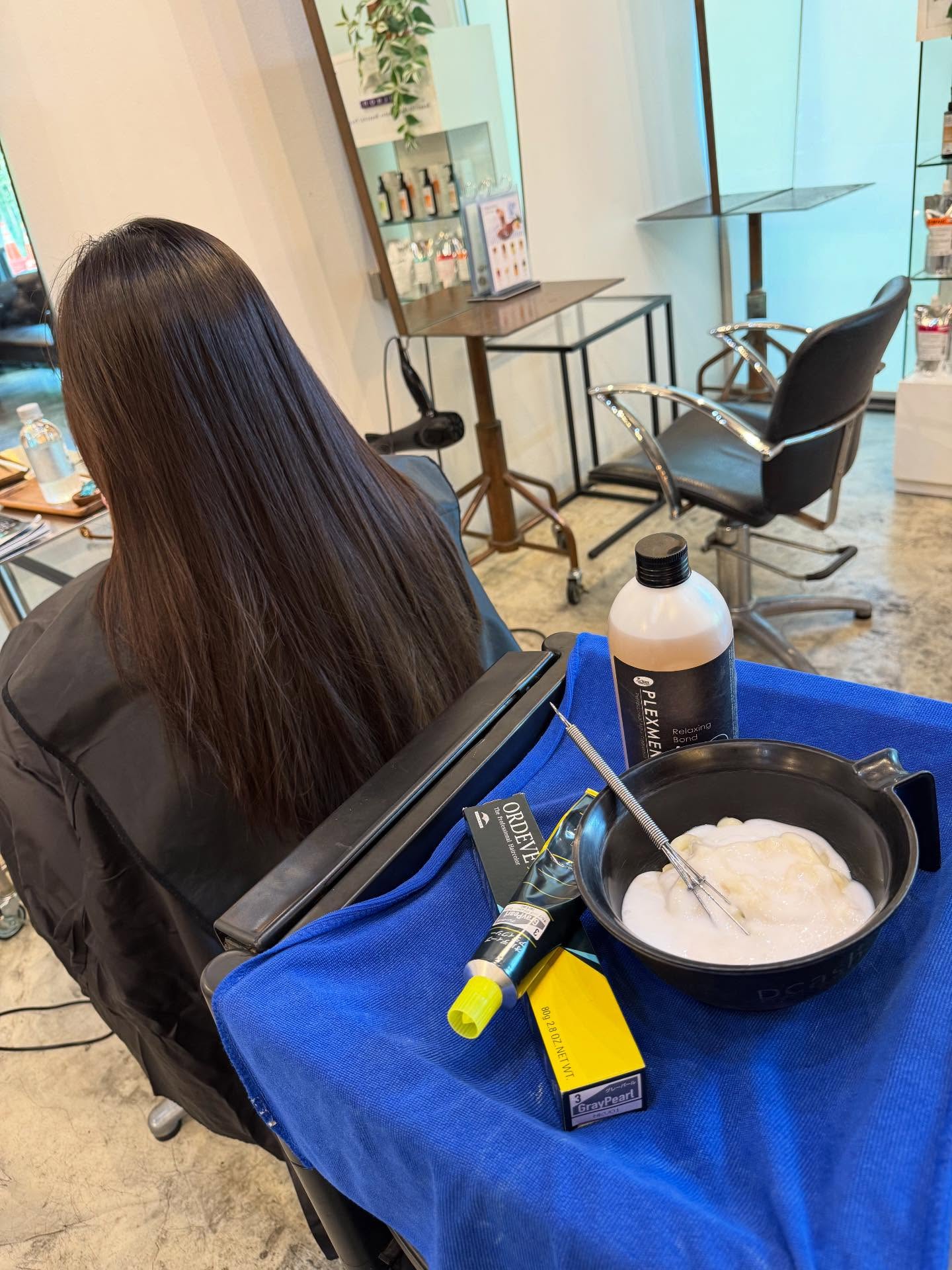 📌ทำไม ADOR ทองหล่อ เราเลือกใช้ @milbonthailand 

🎨 สีสวยใส ดูแพง โทนสีมีมิติ ไม่ทึบ ไม่แข็ง
✨ ผมเงา นุ่มทันทีหลังทำสี เพราะมีสารบำรุงผสมในน้ำยา
🌿อ่อนโยนต่อหนังศีรษะ ระคายเคืองน้อยกว่าสีทั่วไป
🌬️ กลิ่นอ่อน ไม่ฉุน ไม่แสบจมูก ทำสีได้แบบผ่อนคลาย
🇯🇵 มาตรฐานญี่ปุ่น เน้นสุขภาพเส้นผมระยะยาว

หากคุณมองหาสีผมที่สวยเป็นธรรมชาติ พร้อมการดูแลสุขภาพเส้นผมอย่างใส่ใจ เรายินดีดูแลคุณที่ ADOR ทองหล่อค่ะ 🤍

#hairatelierador #ร้านทำผมทองหล่อ #ร้านทำผมสไตล์ญี่ปุ่น #ทำสีผม #トンローのヘアサロン