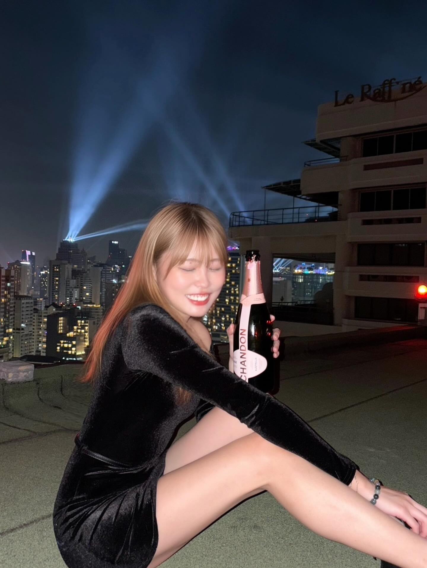 あけましておめでとうございます⛩
今年もよろしくお願いします✨

美脚のせなマネージャー💕

#バンコク美女#バンコクラウンジ
#barandloungeone