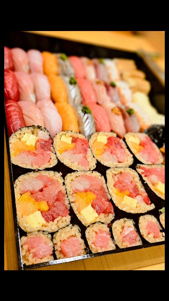 【𝖧𝖺𝗉𝗉𝗒 𝖭𝖾𝗐 𝖸𝖾𝖺𝗋 with omakase sushi】
▷▶︎▷LINE→@sushimisakinobu▶▷

新年明けましておめでとうおめでとう御座います。
旧年中は格別のご厚情を賜り感謝申し上げます。

本年は年始からも休まず営業しております！
新年から正月らしいお料理と食材を
ご用意しております！

新しい年の幕開けに
皆様とお会いできたらこれ程嬉しい事はございません!!

新年会やご家族ご友人での
少数での貸切にももちろんご対応させていただきます！

また本来定休日である月曜日の
営業についても柔軟にご対応させていただきますので
お気軽にご連絡くださいませ！

更に皆様にご満足いただけるよう
精進して参りますので
本年も変わらずご愛顧のほど
何卒よろしくお願い申し上げます。

Location: 
50 GMM Grammy PLACE, Sukhumvit 21 Rd. (Asoke), Khlongtoeinuea,Wattana, Bangkok 10110, Thailand

Sushi Misaki Nobu (GMM grammy place BF1)
chef 【NOBU】

Reservation: 
Sushi Misaki Nobu/062-495-2386

Dine-in time: 
12:00-lunch time open
17:00-dinner time open
※anytime customer choose reservation time
close 22:00
close every Monday

menu:
1.standard course 4000THB
2.special course 6000THB
3.Premium course 8000THB

#sushimisaki
#sushimisakinobu
#鮨みさき
#鮨みさき伸
#バンコク
おまかせ
Bangkok
omakase
sushi
鮨
寿司
タイ
Thailand
デート
接待