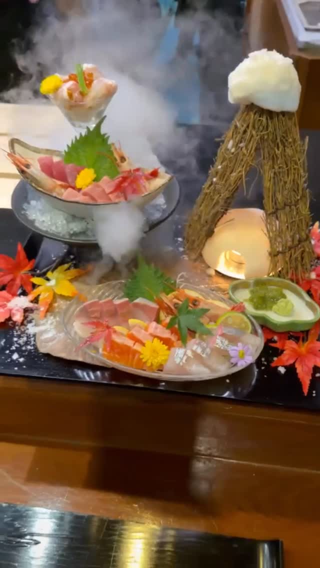 🎍 明けましておめでとうございます

日本直送の新鮮な鮮魚を使った
寿司・刺身をはじめ、多彩な和食をご用意しております。
和モダンの完全個室で、ゆっくりとお過ごしください。

本年もどうぞよろしくお願いいたします。
———————
🎍 สวัสดีปีใหม่

เพลิดเพลินกับซูชิ ซาชิมิ และอาหารญี่ปุ่นหลากหลายเมนู
ที่ใช้วัตถุดิบอาหารทะเลสดส่งตรงจากญี่ปุ่น
ในห้องส่วนตัวสไตล์ญี่ปุ่นโมเดิร์น บรรยากาศเงียบสงบ

ขอขอบคุณที่ให้การสนับสนุนเสมอมาในปีนี้
———————
🎍 Happy New Year

Enjoy sushi, sashimi, and a variety of Japanese dishes
made with fresh seafood directly imported from Japan.
Relax in our fully private, modern Japanese-style rooms.

We look forward to welcoming you again this year.

*-*-*-*-*-*-*-*-*-*-*-*-*-*-*-
📝 For reservations and inquiries, 
contact us on LINE!
＠shakarich
*-*-*-*-*-*-*-*-*-*-*-*-*-*-*-*-

🍴SHAKARICH
📍Shilom Surawong
🕚11:00-Late
📞02-086-7898
🚪15 Private Rooms
(From 2P up to 20P)
🅿️Charn Issara Tower 1
🚄4 min walk from BTS Sala Deang

📍Thonglor Soi 14
🕚11:00-late
📞02-045-4032
🚪12 Private Rooms
(From 2P up to 22P)
🅿️Thonglor13 Home Place

📱097-053-9928

#Shakarich #BangkokJapaneseFood #PrivateRoomDining #SushiBangkok #Washoku #BangkokRestaurant #JapaneseRestaurant #OmakaseBangkok #個室和食 #バンコク和食#Thonglor#Surawong