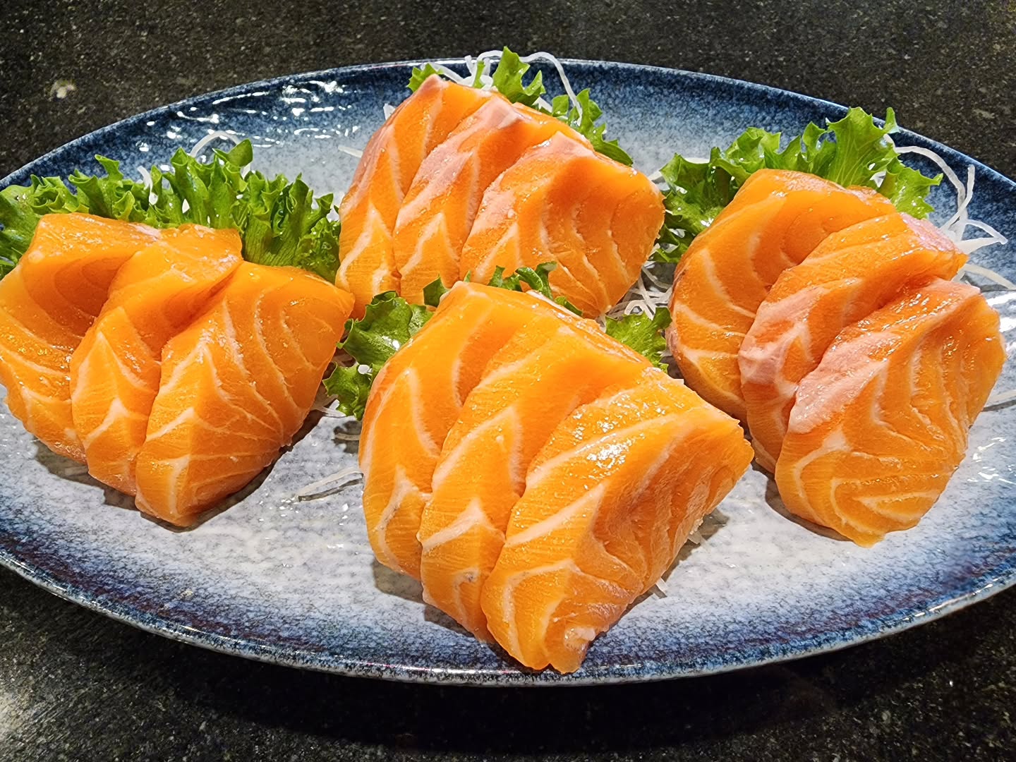 แซลม่อนซาชิมิ 🍣 เป็นอาหารญี่ปุ่นที่หลายคนหลงใหลไม่ใช่น้อย ด้วยเนื้อปลาสีส้มที่มีลายมันแทรกสวยงาม นุ่ม ละมุน และรสชาติที่ชุ่มช่ำ 😋 

การเสิร์ฟซาชิมิ ควบคู่กับซอสโชยุและวาซาบิ 🥢 เพื่อเพิ่มรสชาติและความเด็ดดวง ถ้าคุณเป็นคนรักอาหารญี่ปุ่น คงไม่พลาดที่จะลิ้มลองแซลม่อนซาชิมิ ไม่ว่าจะในร้านอาหารที่หรูหรา หรือที่บ้านกับครอบครัวหรือเพื่อนๆ ก็ล้วนเป็นประสบการณ์ที่ดีค่ะ 🍣✨

サーモンサシミ 🍣 は、多くの人々が魅了されてやまない日本食です。美しい脂の入ったオレンジ色の魚肉は、やわらかく、まろやかで、ジューシーな味わいが特徴です 😋

サシミは、しょうゆとわさび 🥢 と一緒に提供することで、味わいと際立つ美味しさを引き出します。もしあなたが日本食好きなら、高級レストランでも、家族や友人と自宅ででも、サーモンサシミを味わうことはきっと見逃せない体験でしょう 🍣✨

Salmon sashimi 🍣 is a Japanese dish that many people are deeply in love with, thanks to its beautifully marbled orange flesh, tender texture, and juicy flavor. 😋

Sashimi is served alongside soy sauce and wasabi 🥢 to enhance its taste and uniqueness. If you are a fan of Japanese cuisine, you would not miss trying salmon sashimi. Whether at a luxurious restaurant or at home with family or friends, it is always a wonderful experience. 🍣✨

#แซลม่อนซาชิมิ
#อาหารญี่ปุ่น
#ซาชิมิ
#แซลม่อน
#โอเมก้า3
รสชาติญี่ปุ่น
ปลาดิบ
ซอสโชยุ
วาซาบิ
ปลาแซลม่อน
อาหารวิถีญี่ปุ่น
ซูชิ
เมนูแนะนำ
อาหารที่ดีต่อใจ
เมนูโปรด
ฟู้ดเลิฟเวอร์
ครัวญี่ปุ่น
ฟู้ดสตอรี่
สาวกอาหารญี่ปุ่น