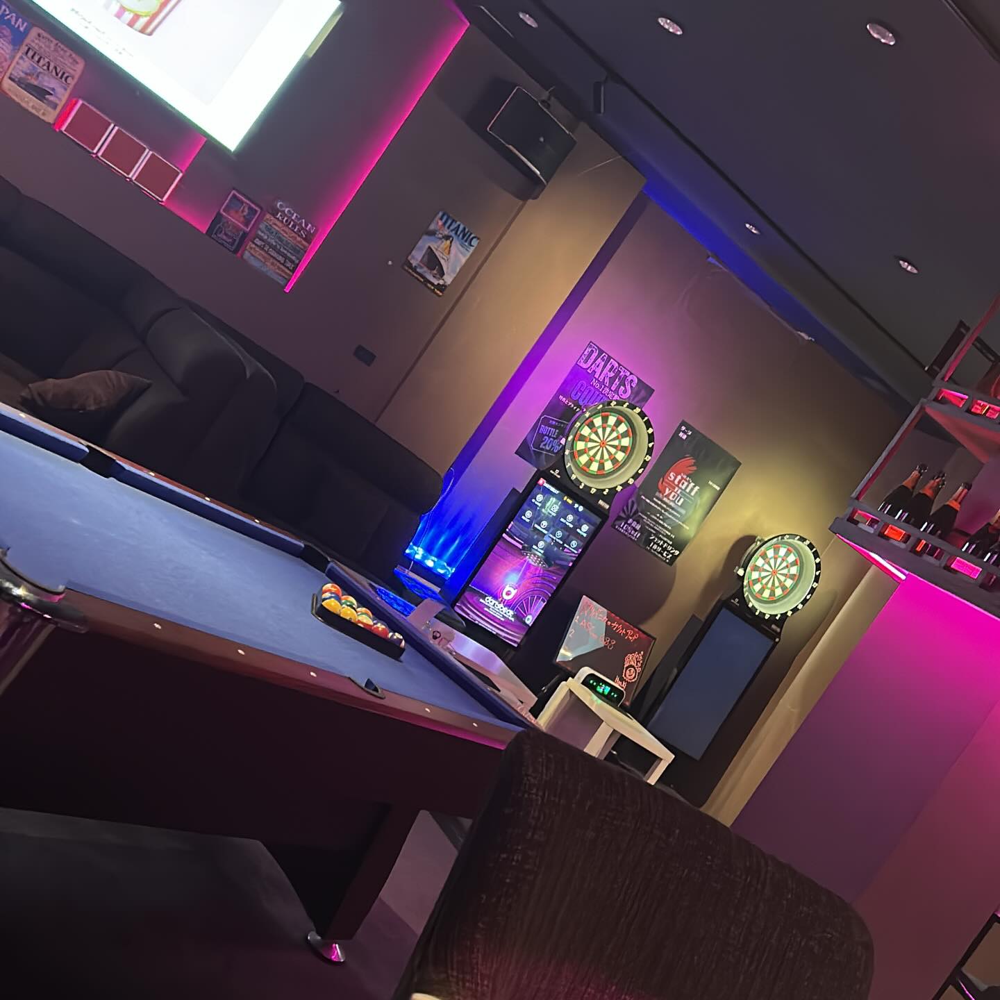 皆さん、こんにちは🌟今週もお疲れ様です！木曜日の夜、週末の楽しみを待ちきれない方もいらっしゃるのではないでしょうか？🍻 そんなあなたにぴったりの場所、それが私たちのバーです！お仕事帰りに2次会として立ち寄るのもよし、ちょっと一杯だけ楽しむもよし✨

風味豊かなドリンクと美味しいおつまみを取り揃えて、あなたのお越しをお待ちしています😊一日一日がどんどん過ぎ去っていく中で、ほんの少しの非日常を味わうのはいかがですか？皆様のお越しを心よりお待ち申し上げます。

最高の音楽と共に、素敵な夜を過ごしましょう🎶ドリンク片手にリラックスして、楽しいひとときをお楽しみください🍷お友達や同僚と一緒に、もしくはお一人で気軽にお立ち寄りくださいね🙌

今夜も、最高の一杯をご用意してお待ちしております！🍸

#バー
#木曜日の夜
#週末気分
#リラックスタイム
#お気軽に
#2次会
#お仕事帰り
#夜の楽しみ
#一杯どうぞ
#心のオアシス