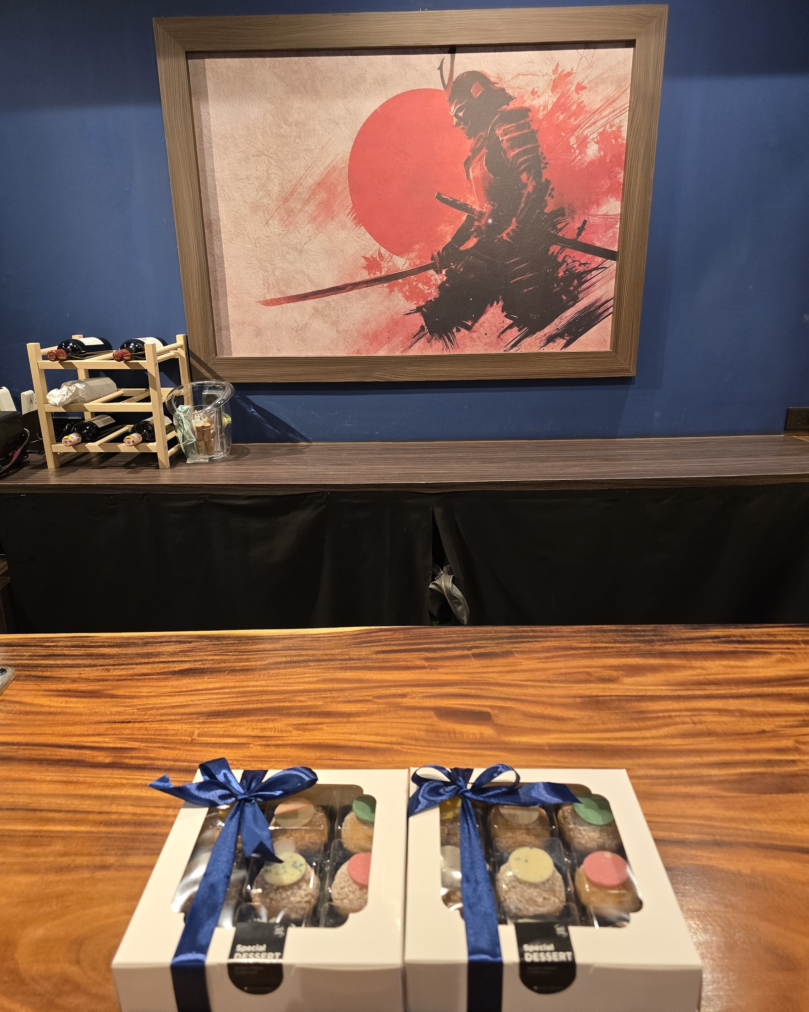 ลูกค้าประจำเมนูเครับดิมเมนูเดียวตั้งแต่เปิดร้านมาเกือบทุกอาทิตย์ วันนี้น้องเอาขนมมาสวัสดีปีใหม่ที่ร้าน รู้สึกดีมากๆขอบคุณมากๆ 
#ขอบคุณที่คิดถึงกัน 

常連のお客様が、開店以来ほぼ毎週、同じメニューを注文してくださっています。今日は、お客様がお菓子を持って新年のご挨拶に来てくださいました。とても嬉しいです。本当にありがとうございます。
#お互いを思いやってくれてありがとう。

A regular customer has been ordering the same menu item almost every week since the shop opened. Today, the customer brought sweets to greet us for the New Year. It feels very good. Thank you very much.
#Thankyouforthinkingofeachother