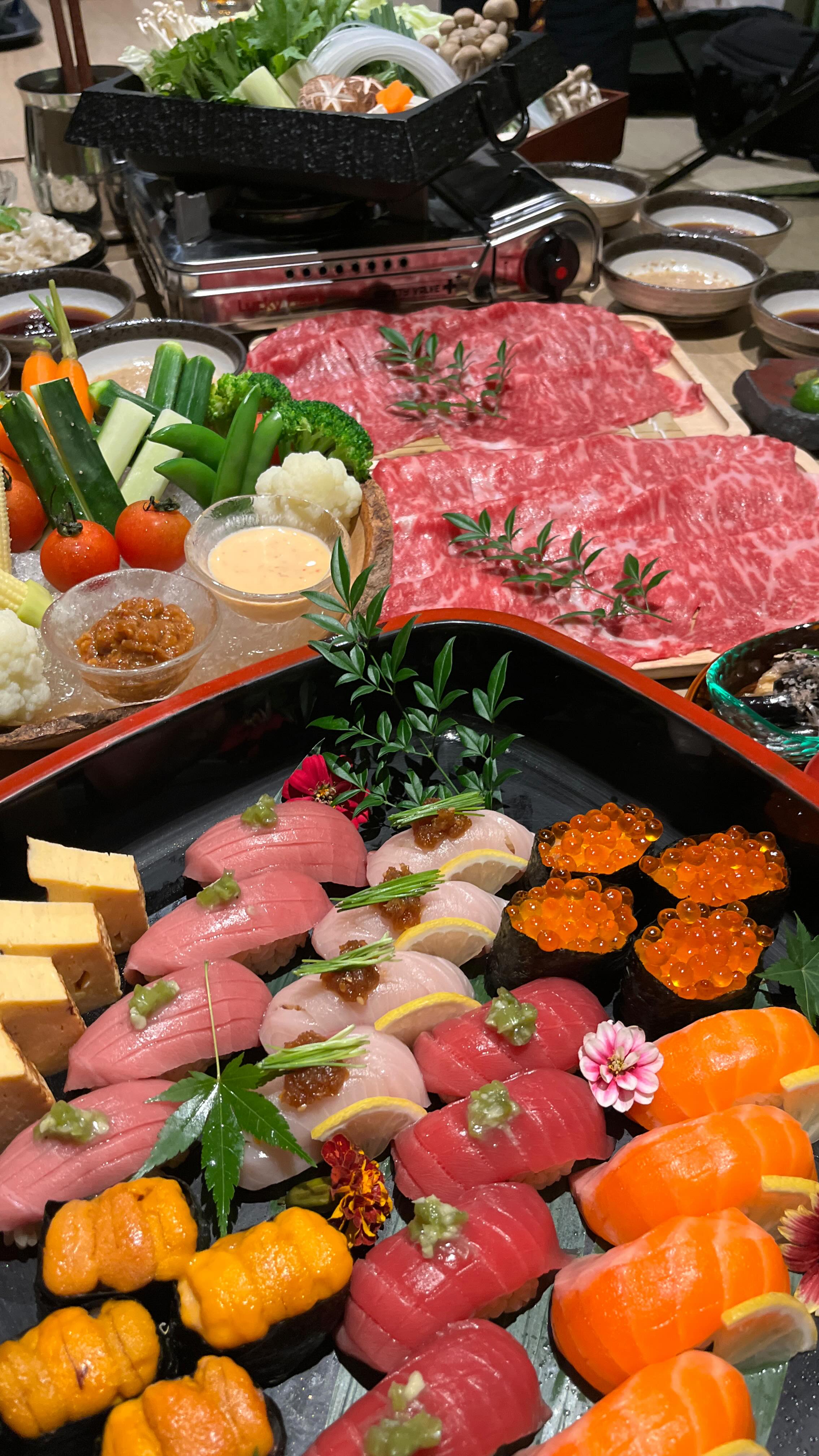 ✨贅沢コース 2,300 Baht⁺⁺
和モダンな完全個室で、飲み放題2時間付き。

✨今だけ✨
4名様以上のご予約で飲み放題2.5時間に延長

日本直送の厳選鮮魚を使った寿司盛合せと、
A4等級以上 黒毛和牛サーロインの
しゃぶしゃぶ 又は すき焼きを堪能。

前菜・菜摘サラダ・〆のうどん・デザートまで揃えた、
満足度の高い特別コースです。

✨Zeitaku Course 2,300 บาท⁺⁺

ดื่มด่ำบรรยากาศ ห้องส่วนตัวสไตล์วะโมเดิร์น
พร้อม เครื่องดื่มไม่อั้น 2 ชั่วโมง

✨ข้อเสนอพิเศษช่วงนี้✨
จอง ตั้งแต่ 4 ท่านขึ้นไป รับสิทธิ์ ขยายเวลาเครื่องดื่มไม่อั้นเป็น 2.5 ชั่วโมง

อิ่มอร่อยกับ ซูชิรวมจากปลาสดคัดพิเศษที่ส่งตรงจากญี่ปุ่น
และ เนื้อวากิวญี่ปุ่นซี่โครงเกรด A4 ขึ้นไป
เลือกได้ระหว่าง ชาบู หรือ สุกี้ยากี้

ครบครันด้วย อาหารเรียกน้ำย่อย สลัดผักสด อุด้งปิดท้าย และของหวาน
เป็นคอร์สพิเศษที่อิ่มคุ้มและพรีเมียม

✨Zeitaku Course 2,300 Baht⁺⁺

Enjoy 2 hours of all-you-can-drink in a calm, modern Japanese private room.

✨Limited Time Offer✨
Reservations for 4 guests or more receive 2.5 hours of all-you-can-drink.

Savor a sushi assortment made with carefully selected fresh seafood shipped directly from Japan,
and A4-grade or higher Japanese Black Wagyu sirloin, served as Shabu-Shabu or Sukiyaki.

This satisfying special course also includes appetizers, fresh vegetable salad, udon to finish, and dessert.

*-*-*-*-*-*-*-*-*-*-*-*-*-*-*-
📝 For reservations and inquiries, 
contact us on LINE!
＠shakarich
*-*-*-*-*-*-*-*-*-*-*-*-*-*-*-*-

🍴SHAKARICH
📍Shilom Surawong
🕚11:00-Late
📞02-086-7898
🚪15 Private Rooms
(From 2P up to 20P)
🅿️Charn Issara Tower 1
🚄4 min walk from BTS Sala Deang

📍Thonglor Soi 14
🕚11:00-late
📞02-045-4032
🚪12 Private Rooms
(From 2P up to 22P)
🅿️Thonglor13 Home Place

📱097-053-9928
(Japanese)

#LuxuryJapaneseFood #WagyuSirloin #WagyuShabuShabu #WagyuSukiyaki#shakarich#SUrawong#Thonglor
#JapaneseFineDining #PrivateDiningBangkok
#อาหารญี่ปุ่นพรีเมียม #วากิวญี่ปุ่น #คอร์สอาหารญี่ปุ่น #ร้านอาหารญี่ปุ่นหรู