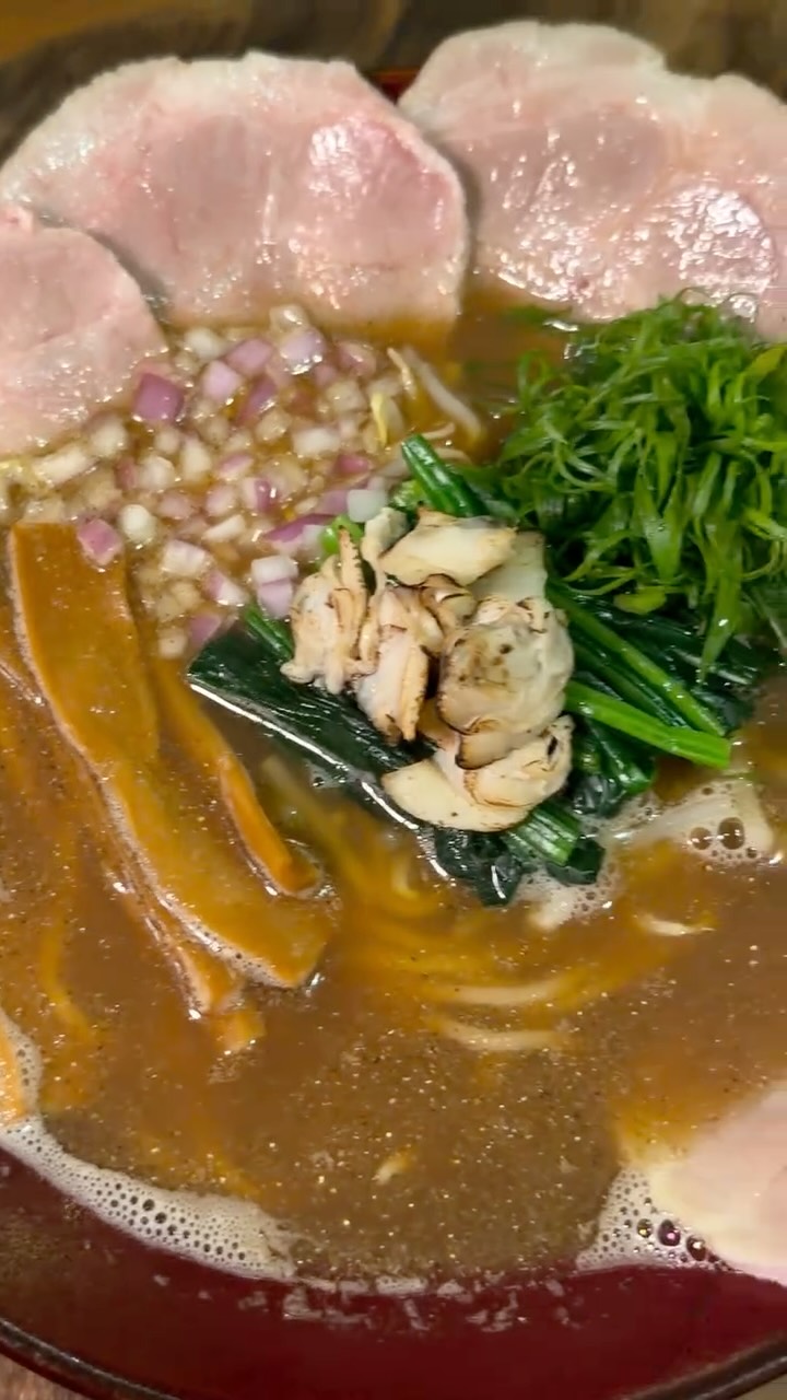 個室和食しゃかリッチが丁寧に仕立てる、
和食料理人の技が光る一杯。

豚骨・鶏ガラ・蛤の旨みを重ねた、
奥行きのある澄んだスープと
コシのある細麺。

本格和食の技があるからこそ辿り着いた、
ここでしか味わえないラーメンを🍜

—————————
ราเมงที่รังสรรค์อย่างพิถีพิถัน
โดยร้านอาหารญี่ปุ่นห้องส่วนตัว Shakarich

ซุปที่เคี่ยวจากกระดูกหมู ไก่ และหอยฮามากุริ
ให้รสอูมามิที่ลุ่มลึก
เสิร์ฟพร้อมเส้นเล็กที่มีความหนึบ

ราเมงที่เกิดขึ้นได้
เพราะเทคนิคอาหารญี่ปุ่นแท้ ๆ เท่านั้น 🍜

—————————
A carefully crafted bowl by Shakarich,
where the skills of Japanese cuisine truly shine.

A refined broth made from pork bones, chicken, and clams,
rich in umami and depth,
paired with firm, thin noodles.

A ramen you can only experience
because of authentic Japanese culinary techniques. 🍜

*-*-*-*-*-*-*-*-*-*-*-*-*-*-*-
📝 For reservations and inquiries, 
contact us on LINE!
＠shakarich
*-*-*-*-*-*-*-*-*-*-*-*-*-*-*-*-

🍴SHAKARICH
📍Shilom Surawong
🕚11:00-Late
📞02-086-7898
🚪15 Private Rooms
(From 2P up to 20P)
🅿️Charn Issara Tower 1
🚄4 min walk from BTS Sala Deang

📍Thonglor Soi 14
🕚11:00-late
📞02-045-4032
🚪12 Private Rooms
(From 2P up to 22P)
🅿️Thonglor13 Home Place

📱097-053-9928
#しゃかリッチ #個室和食 #和食料理人 #和食ラーメン #本格和食 #バンコク和食 #バンコクラーメン #日本料理 #〆ラーメン #大人の和食