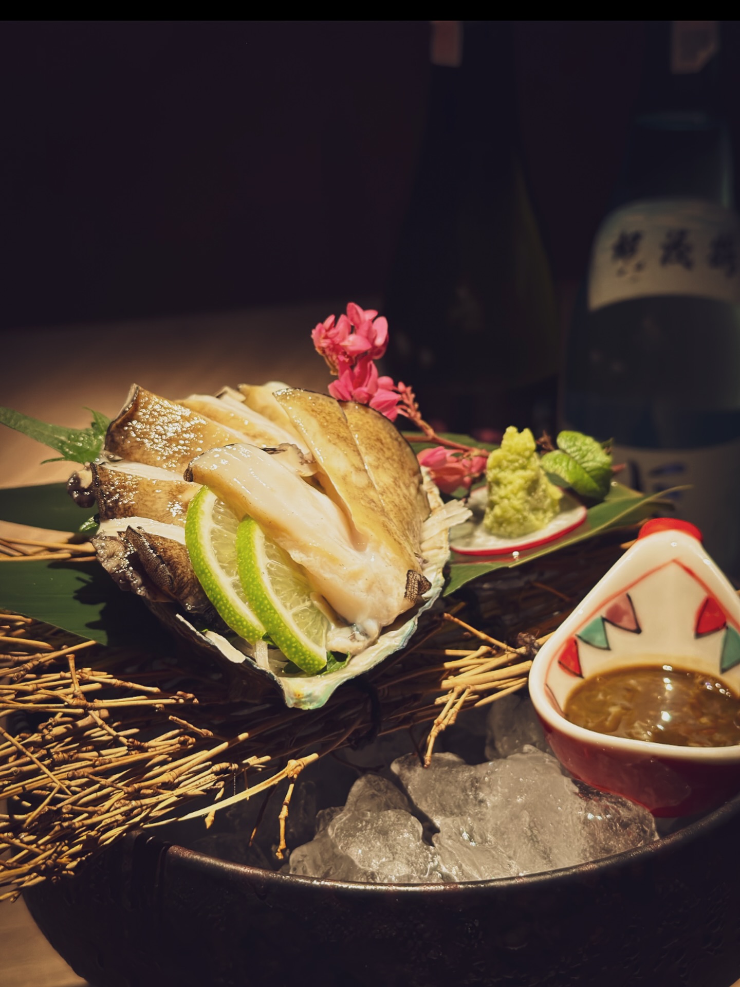 หอยเป๋าฮื้อเป็น
ทางร้านของเราเลี้ยงวัตถุดิบอาหารทะเลสดไว้ในตู้เลี้ยงภายในร้าน
และจะปรุงอาหารหลังจากได้รับออร์เดอร์จากลูกค้า
การปรุงจากวัตถุดิบที่ยังมีชีวิต
ช่วยดึงเนื้อสัมผัส กลิ่น และรสชาติให้ออกมาได้อย่างเต็มที่

สามารถเลือกได้ทั้งแบบซาชิมิ หรือย่าง
ขอเชิญลิ้มลองครับ

活き鮑
当店では、新鮮な魚介類を店内の水槽で活かし、
ご注文をいただいてから調理しております。
活きたまま仕上げることで、食感・香り・旨味を最大限に引き出します。

お刺身、または焼きにてご提供しております。
ぜひご賞味ください。

#bangkokseafood 
#bangkokfoodies 
#bangkokjapaneserestaurant 
#bangkoktravel 
#bangkokrestaurant