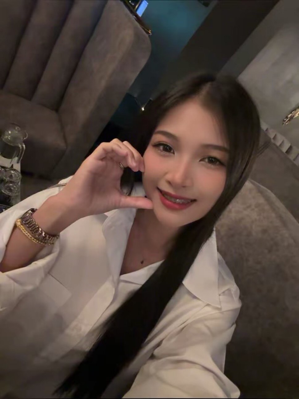 今週も折り返しの水曜日🌟 仕事のストレスを忘れて、楽しむ準備はできていますか？トンローソイ6にある「TWENTY FOUR」で楽しい夜を過ごしましょう🎤✨ お気に入りの女の子と素敵な時間を過ごすこと間違いなしです💃💖 豊富なドリンクメニューとともに、カラオケで思いっきり熱唱しましょう🎶

疲れた心を癒すには、笑いと音楽が一番です😄 音楽と美しい夜景があなたを待っています。平日のリフレッシュにぜひお越しください😊 本日は「TWENTY FOUR」で心に残る特別な一夜をお約束します🌙✨ あなたのご来店を心よりお待ちしております！

#Bangkok
#バンコク
#トンロー
#カラオケバー
#ダーツ