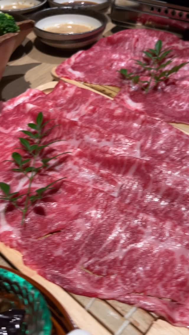 ✨贅沢コース 2,300 Baht⁺⁺
和モダンな完全個室で、飲み放題2時間付き。

✨今だけ✨
4名様以上のご予約で飲み放題2.5時間に延長

日本直送の厳選鮮魚を使った寿司盛合せと、
A4等級以上 黒毛和牛サーロインの
しゃぶしゃぶ 又は すき焼きを堪能。

前菜・菜摘サラダ・〆のうどん・デザートまで揃えた、
満足度の高い特別コースです。

✨Zeitaku Course 2,300 บาท⁺⁺

ดื่มด่ำบรรยากาศ ห้องส่วนตัวสไตล์วะโมเดิร์น
พร้อม เครื่องดื่มไม่อั้น 2 ชั่วโมง

✨ข้อเสนอพิเศษช่วงนี้✨
จอง ตั้งแต่ 4 ท่านขึ้นไป รับสิทธิ์ ขยายเวลาเครื่องดื่มไม่อั้นเป็น 2.5 ชั่วโมง

อิ่มอร่อยกับ ซูชิรวมจากปลาสดคัดพิเศษที่ส่งตรงจากญี่ปุ่น
และ เนื้อวากิวญี่ปุ่นซี่โครงเกรด A4 ขึ้นไป
เลือกได้ระหว่าง ชาบู หรือ สุกี้ยากี้

ครบครันด้วย อาหารเรียกน้ำย่อย สลัดผักสด อุด้งปิดท้าย และของหวาน
เป็นคอร์สพิเศษที่อิ่มคุ้มและพรีเมียม

✨Zeitaku Course 2,300 Baht⁺⁺

Enjoy 2 hours of all-you-can-drink in a calm, modern Japanese private room.

✨Limited Time Offer✨
Reservations for 4 guests or more receive 2.5 hours of all-you-can-drink.

Savor a sushi assortment made with carefully selected fresh seafood shipped directly from Japan,
and A4-grade or higher Japanese Black Wagyu sirloin, served as Shabu-Shabu or Sukiyaki.

This satisfying special course also includes appetizers, fresh vegetable salad, udon to finish, and dessert.

*-*-*-*-*-*-*-*-*-*-*-*-*-*-*-
📝 For reservations and inquiries, 
contact us on LINE!
＠shakarich
*-*-*-*-*-*-*-*-*-*-*-*-*-*-*-*-

🍴SHAKARICH
📍Shilom Surawong
🕚11:00-Late
📞02-086-7898
🚪15 Private Rooms
(From 2P up to 20P)
🅿️Charn Issara Tower 1
🚄4 min walk from BTS Sala Deang

📍Thonglor Soi 14
🕚11:00-late
📞02-045-4032
🚪12 Private Rooms
(From 2P up to 22P)
🅿️Thonglor13 Home Place

📱097-053-9928
(Japanese)

#LuxuryJapaneseFood #WagyuSirloin #WagyuShabuShabu #WagyuSukiyaki#shakarich#SUrawong#Thonglor
#JapaneseFineDining #PrivateDiningBangkok
#อาหารญี่ปุ่นพรีเมียม #วากิวญี่ปุ่น #คอร์สอาหารญี่ปุ่น #ร้านอาหารญี่ปุ่นหรู