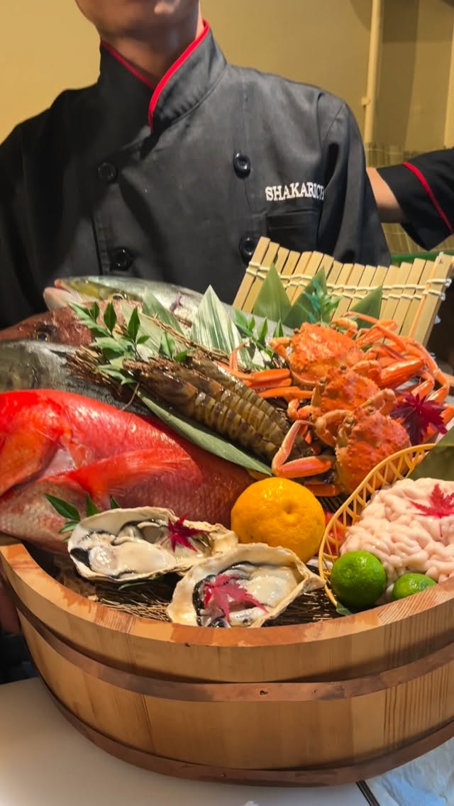 日本全国から、こだわり抜いた厳選食材を。
雲丹、A4等級以上の黒毛和牛、車海老、タラバ蟹、生牡蠣、セコ蟹など
本物の和食を、落ち着いた完全個室でお楽しみください。

——————
คัดสรรวัตถุดิบชั้นเลิศจากทั่วประเทศญี่ปุ่น
อูนิ วากิวเกรด A4 ขึ้นไป
กุ้งลายเสือญี่ปุ่น ปูทาราบะ หอยนางรมสด ปูเซโกะ
สัมผัสรสชาติอาหารญี่ปุ่นแท้ ในห้องส่วนตัวสุดหรู

——————
Carefully selected premium ingredients from all over Japan.
Uni, A4-grade and above Japanese Wagyu beef,
Kuruma prawns, Taraba crab, fresh oysters, Seiko crab, and more.
Enjoy authentic Japanese cuisine in elegant private rooms.

*-*-*-*-*-*-*-*-*-*-*-*-*-*-*-
📝 For reservations and inquiries, 
contact us on LINE!
＠shakarich
*-*-*-*-*-*-*-*-*-*-*-*-*-*-*-*-

🍴SHAKARICH
📍Shilom Surawong
🕚11:00-Late
📞02-086-7898
🚪15 Private Rooms
(From 2P up to 20P)
🅿️Charn Issara Tower 1
🚄4 min walk from BTS Sala Deang

📍Thonglor Soi 14
🕚11:00-late
📞02-045-4032
🚪12 Private Rooms
(From 2P up to 22P)
🅿️Thonglor13 Home Place

📱097-053-9928

#Shakarich #JapaneseFineDining #PrivateRoomRestaurant #PremiumJapanese #WagyuA4 #UniLovers #FreshSeafood #BangkokDining #OmakaseStyle #AuthenticJapaneseCuisine
#Thonglor#Surawong