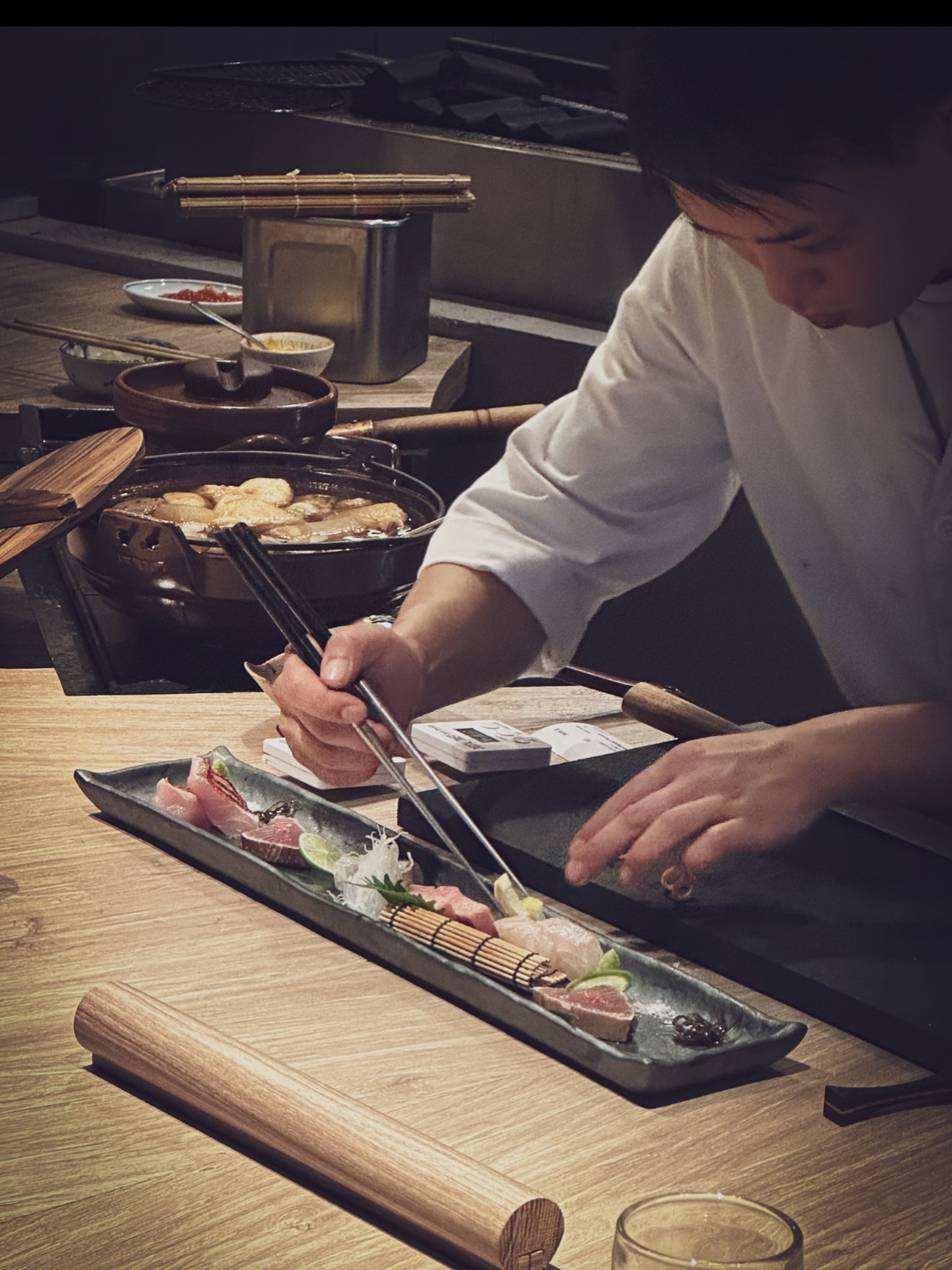 ทางร้านของเราออกแบบเป็น ครัวแบบเคาน์เตอร์
เพื่อให้ลูกค้าได้เพลิดเพลินกับการปรุงอาหารของเชฟ
อย่างใกล้ชิดมากยิ่งขึ้น

ขณะรับชมขั้นตอนการปรุงอาหารตรงหน้า
คุณจะได้สัมผัสถึงกลิ่นหอม เสียงการปรุง
และบรรยากาศที่มีชีวิตชีวา
พร้อมร่วมดื่มด่ำกับช่วงเวลาที่อาหารแต่ละจานค่อย ๆ เสร็จสมบูรณ์

当店では、シェフの調理風景を
より間近でお楽しみいただけるよう、カウンターキッチンを採用しております。

目の前で料理が仕上がっていく工程をご覧いただきながら、
香りや音、臨場感とともに、
一皿一皿が完成する瞬間をお楽しみください。

#bangkokjapaneserestaurant 
#bangkokfoodies 
#bangkokseafood 
#bangkokrestaurant 
#bangkokeats