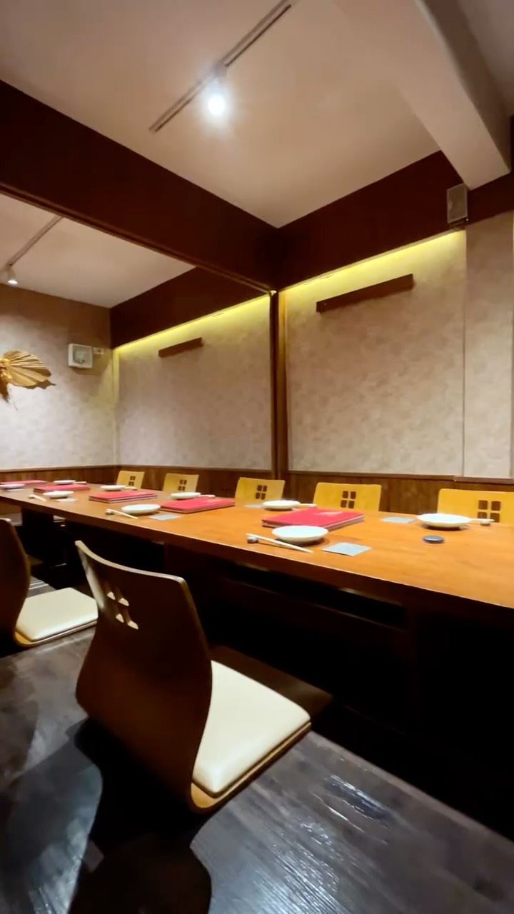 忘年会｜豪華コース 1,800Baht⁺⁺

あん肝茶碗蒸し、日本直送鮮魚の刺身、黒毛和牛ローストビーフ、鶏豚白湯鍋など全9品。〆はパルメジャーノ・レッジャーノを使用した窯仕上げリゾットで至福のひとときを。完全個室13部屋完備。2時間飲み放題付き。特別な集まりは、ぜひ和食ダイニングのシャカリッチで！

ーーー

Luxury Course 1,800 Baht⁺⁺

A 9-course feast featuring Monkfish liver chawanmushi, fresh Sashimi from Japan, Kuroge Wagyu roast beef, and Chicken & Pork Paitan hot pot. Finish with our signature Parmesan Reggiano Risotto. 13 Private Rooms available with a 2-hour All-you-can-drink plan. Perfect for your special celebrations!

ーーー 

Luxury Course 1,800 บาท⁺⁺

อิ่มอร่อยกับ 9 เมนูสุดพิเศษ เช่น ไข่ตุ๋นตับปลาอังคิโมะ, Sashimi สดจากญี่ปุ่น, โรสต์บีฟเนื้อวากิวคุโระเกะ, และหม้อไฟไก่และหมูซุปไพตัน ปิดท้ายด้วยริซอตโต้พาเมซานชีสแสนอร่อย เรามีห้องส่วนตัว 13 ห้อง พร้อมแพ็กเกจเครื่องดื่มไม่อั้น 2 ชั่วโมงค่ะ!

*-*-*-*-*-*-*-*-*-*-*-*-*-*-*-
📝 For reservations and inquiries, 
contact us on LINE!
＠shakarich
*-*-*-*-*-*-*-*-*-*-*-*-*-*-*-*-

🍴SHAKARICH
📍Shilom Surawong
🕚11:00-Late
📞02-086-7898
🚪15 Private Rooms
(From 2P up to 20P)
🅿️Charn Issara Tower 1
🚄4 min walk from BTS Sala Deang

📍Thonglor Soi 14
🕚11:00-late
📞02-045-4032
🚪12 Private Rooms
(From 2P up to 22P)
🅿️Thonglor13 Home Place

📱097-053-9928
(Japanese)

#Shakarich #しゃかリッチスラウォン #トンロー和食 #個室和食 #JapaneseRestaurant #Sashimi #飲み放題#Izakaya #BangkokDining #AllYouCanDrink#BangkokAllYouCanDrink
#Surawong#Thonglor