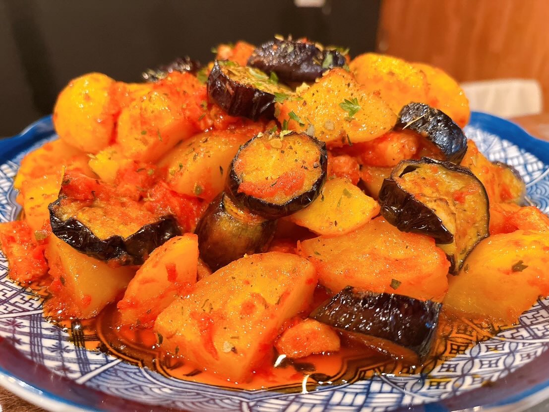 本日は今年初めての華金✨
お席はまだまだ余裕があります
皆様のご来店お待ちしております♪

おひとりさま大歓迎！
カウンター席大人気

おばんざい、鉄板焼きメニュー
二階テーブル席、三階個室完備
一階カウンター席でもオーダー可能です

黒兵衛では
各種ご宴会のご予約承ります♪
コース1,000バーツ〜
飲み放題 300バーツor 400バーツ

二階テーブル席
三階9名様までの小宴会用個室ございます。

よろしくお願いします♪

1月もHappy hour 開催中です
17:00〜19:30

キリンビール大瓶　120B
ウィスキーハイボール　80B

Happy hour in January❗️
17:00〜19:30
Kirin Beer Big Bottle 120B
Whisky Hi-ball 80B

#バンコク創作料理居酒屋 #バンコク日本料理店 #バンコク小料理屋 #バンコクおひとりさま #バンコク1人飲み プラカノン バンコク日本人女性スタッフ常駐 バンコクおかみさん バンコクお好み焼き屋 バンコク鉄板焼き  バンコクおばんざい  japanesefood bangkok phrakhanong japaneserestaurant reopen happyhour obanzai bangkokokonomiyaki bangkokteppanyaki