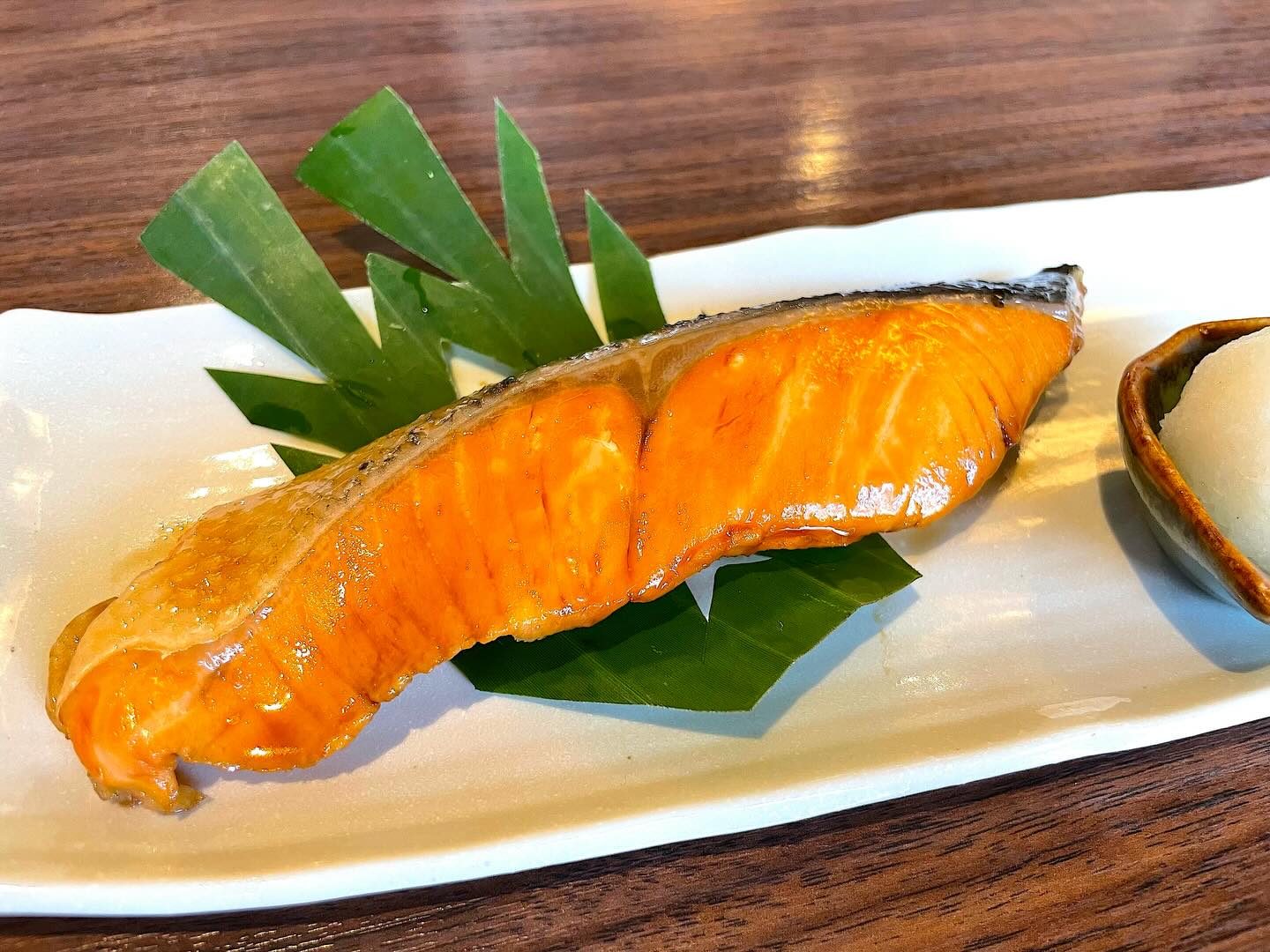 ลองนึกถึงความอร่อยที่ละลายในปากเมื่อคุณสั่ง ปลาแซลม่อนเทริยากิ 🐟🍚 ที่ร้านของเรา
 ไม่ว่าคุณจะมาคนเดียวหรือพาเพื่อนมาด้วย เรามีให้เลือกทั้งแบบเซทคู่กับข้าว หรืออาหารจานเดียวที่พร้อมเสิร์ฟในบรรยากาศสบาย ๆ และอบอุ่น เหมาะสำหรับการพักผ่อนและฟังเสียงเพลงเพราะ ๆ ขณะที่เพลิดเพลินกับมื้ออาหาร ท้องฟ้าโปร่ง แสงแดดที่ส่องเข้ามาในร้านและกลิ่นหอมหวานจากซอสเทริยากิจะทำให้คุณรู้สึกเหมือนอยู่ในญี่ปุ่นเลยล่ะ 🎶 
อย่าลืมแวะมาลองนะคะ เพราะความฟินแบบนี้ต้องมาสัมผัสด้วยตนเองถึงจะรู้ 🤗🍽️ แล้วเจอกันได้ที่ร้าน 

口の中でとろける美味しさを想像してみてください。当店でご注文いただけるサーモン照り焼き🐟🍚です。

お一人様でもご友人とご一緒でも、セットでご飯付きや単品メニューまで、リラックスできて温かみのある雰囲気の中でご用意しています。ゆったりとした時間と素敵な音楽を楽しみながら食事ができ、お腹も心も満たされます。晴れた空から差し込む日差し、店内に広がる照り焼きソースの甘い香りで、まるで日本にいるような気分にさせてくれますよ🎶

ぜひ一度お立ち寄りください。この感動のおいしさは実際に味わってこそ分かるものです🤗🍽️ お店でお待ちしています。

#แซลม่อนเทริยากิ
#อร่อยสุดฟิน
#อาหารญี่ปุ่น
#บรรยากาศดี
#Chofujpark 
โชฟูเจพาร์ค