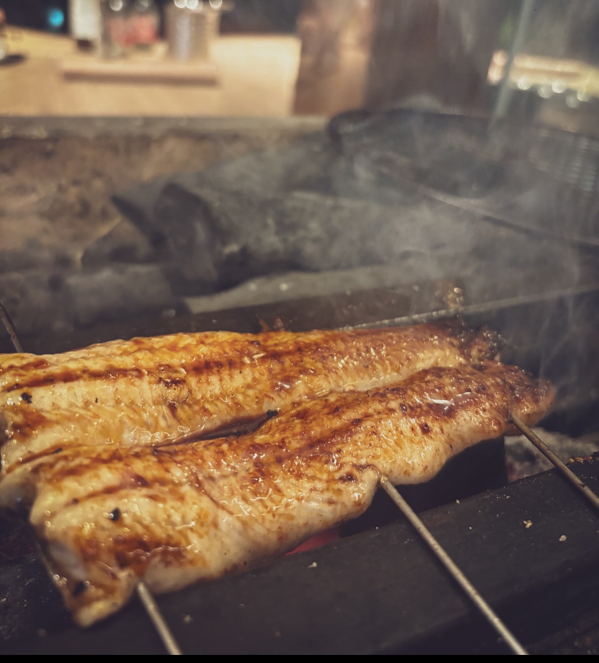 【ปลาไหลเป็นมีชีวิต】
นำเข้าจากประเทศญี่ปุ่น
จังหวัดไอจิ แหล่งผลิตมิคาวะ

ปลาไหลถูกส่งตรงจากญี่ปุ่นในสภาพมีชีวิต
ทางร้านจะแล่และเตรียมอย่างพิถีพิถัน เมื่อได้รับออเดอร์
ปรุงรสอย่างเรียบง่าย เพื่อดึงรสชาติแท้ของวัตถุดิบ
และย่างด้วย ถ่านไม้ ให้หอมกรุ่นอย่างลงตัว

เพื่อให้ได้ลิ้มรสปลาไหลอย่างครบถ้วน
ทางร้านขอเสิร์ฟ กระดูกปลาไหลทอดกรอบ
และ ตับปลาไหลย่าง ควบคู่กันไป

⸻
【活け鰻】
日本・愛知県 三河産

日本から活きたまま直送される鰻を、
ご注文をいただいてから丁寧に捌き、
味付けは最小限に、炭火で香ばしく焼き上げます。

また、鰻を余すことなく楽しんでいただけるよう、
骨せんべい、肝焼きも併せてご提供いたします。

#bangkokfoodies 
#bangkokseafood 
#bangkokrestaurant 
#bangkokjapaneserestaurant