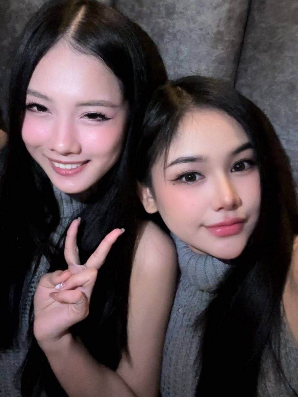 こんばんは🌟！みなさん、今夜のご予定は決まりましたか？20:00からオープンする当店では、本日も魅惑のセクシーニットコスプレでお出迎えします💃✨🍷可愛いくておしゃれな女の子たちと一緒に、ダーツやビリヤードを楽しんでみてはどうでしょうか🎯🎱？スリル満点のゲームに興奮しながら、楽しいひとときを過ごしましょう！ 音楽もバッチリで、カラオケも大盛り上がり間違いなし🎤🎶お友達と一緒に盛り上がりたい方も、一人でゆっくりしたい方も大歓迎です😊🌈締めくくりには、お気に入りの一曲でステージに立つのもおすすめですよ🎸みんなでワイワイ、ノリノリな夜を過ごしましょう🔥来店お待ちしております！

#Bangkok
#バンコク
#トンロー
#カラオケバー
#ダーツ