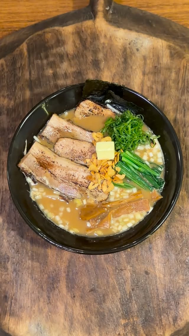 深夜の〆にこそ味わいたい、
和食料理人の技が光る至極の一杯。

黒豚角煮チャーシュー味噌ラーメン🍜
豚骨と鶏ガラで取った濃厚な白湯スープに、京都産味噌をブレンド。
発酵調味料のバルサミコ酢で煮込んだ黒豚角煮チャーシューと、
同じく発酵調味料である味噌が調和する、奥深い旨みの一杯。

個室和食 しゃかリッチ
🕚11:00〜翌3:00
————————
เหมาะอย่างยิ่งสำหรับราเมนปิดท้ายมื้อยามดึก
ราเมนสูตรพิเศษจากฝีมือเชฟอาหารญี่ปุ่น

ราเมนมิโสะหมูคุโรบูตะตุ๋น 🍜
ซุปขาวข้นจากกระดูกหมูและไก่ รสเข้มข้น
ผสานมิโสะจากเกียวโตอย่างลงตัว
หมูคุโรบูตะตุ๋นที่เคี่ยวด้วยบัลซามิก
ซึ่งเป็นเครื่องปรุงหมัก ผสานกับมิโสะ
ให้รสอูมามิที่ลึก ซับซ้อน และกลมกล่อม

Shakarich ห้องส่วนตัวสไตล์ญี่ปุ่น
🕚 เปิด 11:00 – 03:00

————————
Perfect for a late-night finishing bowl,
a masterpiece crafted by Japanese chefs.

Kurobuta Braised Pork Miso Ramen 🍜
A rich paitan soup made from pork bones and chicken,
blended with aromatic Kyoto miso.
Kurobuta pork braised in fermented balsamic vinegar,
harmonizing with miso to create
deep, complex, and satisfying umami flavors.

Private Japanese Dining Shakarich
🕚 11:00 AM – 3:00 AM

*-*-*-*-*-*-*-*-*-*-*-*-*-*-*-
📝 For reservations and inquiries, 
contact us on LINE!
＠shakarich
*-*-*-*-*-*-*-*-*-*-*-*-*-*-*-*-

🍴SHAKARICH
📍Shilom Surawong
🕚11:00-Late
📞02-086-7898
🚪15 Private Rooms
(From 2P up to 20P)
🅿️Charn Issara Tower 1
🚄4 min walk from BTS Sala Deang

📍Thonglor Soi 14
🕚11:00-late
📞02-045-4032
🚪12 Private Rooms
(From 2P up to 22P)
🅿️Thonglor13 Home Place

#しゃかリッチ #締めラーメン #味噌ラーメン #黒豚 #発酵の旨み
#LateNightRamen #MisoRamen #Kurobuta
#ราเมนญี่ปุ่น #ราเมนยามดึก#Surawong#Thonglor