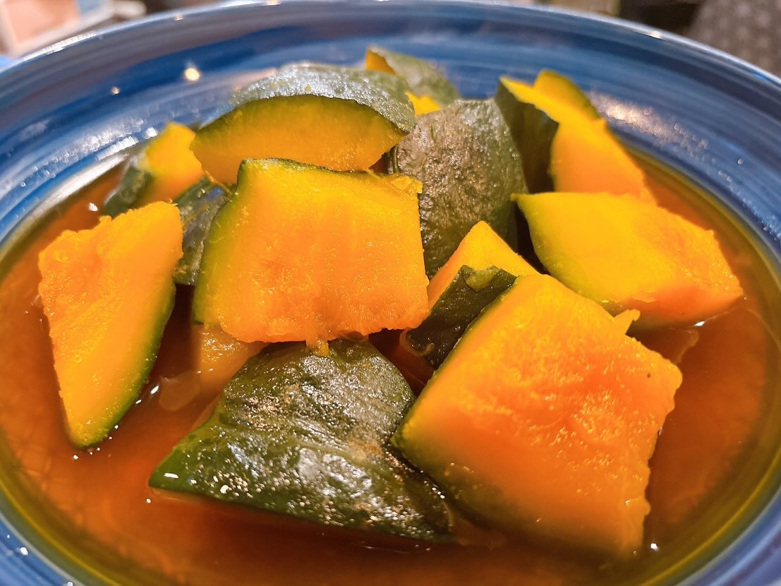 本日も美味しいおばんざい満載ですよ
皆様のご来店お待ちしております♪

おひとりさま大歓迎！
カウンター席大人気

おばんざい、鉄板焼きメニュー
二階テーブル席、三階個室完備
一階カウンター席でもオーダー可能です

黒兵衛では
各種ご宴会のご予約承ります♪
コース1,000バーツ〜
飲み放題 300バーツor 400バーツ

二階テーブル席
三階9名様までの小宴会用個室ございます。

よろしくお願いします♪

1月もHappy hour 開催中です
17:00〜19:30

キリンビール大瓶　120B
ウィスキーハイボール　80B

Happy hour in January❗️
17:00〜19:30
Kirin Beer Big Bottle 120B
Whisky Hi-ball 80B

#バンコク創作料理居酒屋 #バンコク日本料理店 #バンコク小料理屋 #バンコクおひとりさま #バンコク1人飲み プラカノン バンコク日本人女性スタッフ常駐 バンコクおかみさん バンコクお好み焼き屋 バンコク鉄板焼き  バンコクおばんざい  japanesefood bangkok phrakhanong japaneserestaurant reopen happyhour obanzai bangkokokonomiyaki bangkokteppanyaki