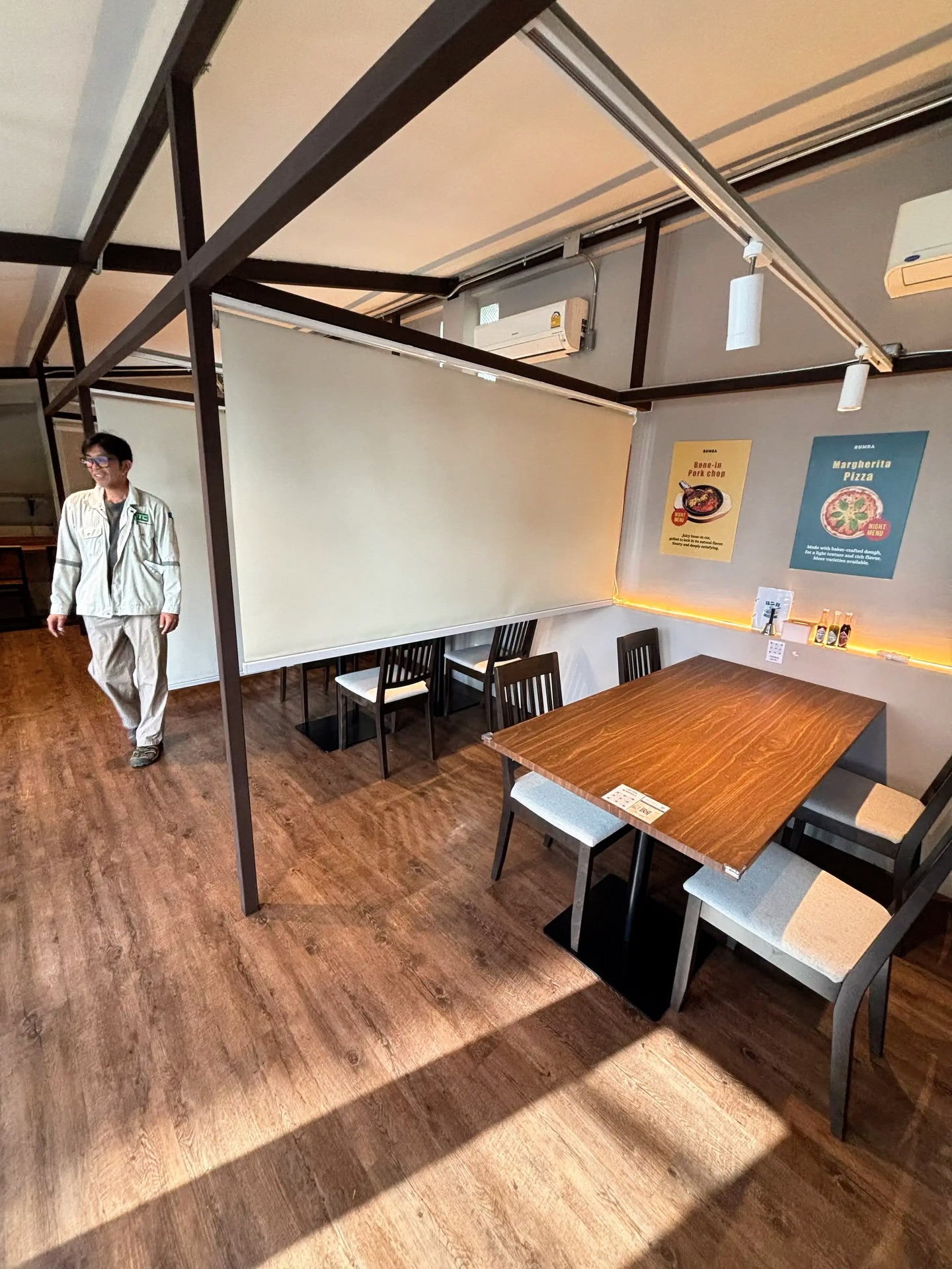 📣
“ロールカーテン設置完了”

前回アンケートで一番多かった
「もう少しプライベート感が欲しい」を形に👏

女子会・少人数飲み会にも使いやすくなってます🍝🍷
ぜひ新しくなった2階席、見に来てください♪( ´θ｀)ノ

ติดตั้งม่านม้วนที่ที่นั่งชั้น 2 ของร้าน Rumba เรียบร้อยแล้วครับ
จากแบบสอบถามครั้งก่อน คำตอบที่เยอะที่สุดคือ
“อยากได้ความเป็นส่วนตัวมากขึ้น”
เลยรีบจัดให้ทันทีครับ 👏

ตอนนี้เหมาะมากทั้งมานั่งกับเพื่อน เดท หรือกลุ่มเล็กๆ 🍝🍷
แวะมาดูที่นั่งชั้น 2 โฉมใหม่กันได้นะครับ

#トンロールンバ #トンロー #スープパスタ #🇹🇭