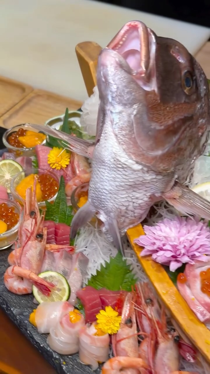 🎉 真鯛姿造りと刺身盛合せ
愛媛県産・真鯛の姿造りに、
旬の魚介を盛り込んだ刺身盛合せ。

日本では古くから、
お祝いの席や“めでたい”場面で鯛を食べる
縁起の良い文化があります。

特別な日のお集まりにふさわしい、
華やかで贅沢な一皿をぜひご堪能ください。

・1人前 1,000 Baht++～
・3人前以上／前日までに要予約

大切なひとときを、心に残る一皿とともに。✨

—————————
🎉 ปลากะพงแดงญี่ปุ่นแล่ทั้งตัว พร้อมชุดซาชิมิรวม
ปลากะพงแดงจากจังหวัดเอฮิเมะ จัดเสิร์ฟแบบแล่ทั้งตัว
พร้อมซาชิมิปลาสดตามฤดูกาลชนิดอื่น ๆ

ในวัฒนธรรมญี่ปุ่น
ปลากะพงถือเป็นปลามงคล
นิยมรับประทานในโอกาสเฉลิมฉลองและวันพิเศษ

เหมาะสำหรับการรวมตัวในโอกาสสำคัญ
ดื่มด่ำกับความสด ความอร่อย และความงดงามของจานนี้

・1 ท่าน 1,000 บาท++ เริ่มต้น
・สั่งล่วงหน้าอย่างน้อย 1 วัน สำหรับ 3 ท่านขึ้นไป

—————————
🎉 Red Sea Bream Whole Sashimi & Assorted Sashimi Platter
Ehime-prefecture red sea bream, beautifully presented whole,
served with an assortment of fresh seasonal sashimi.

In Japan,
red sea bream is a symbol of celebration and good fortune,
traditionally enjoyed on special and festive occasions.

A luxurious and eye-catching platter,
perfect for sharing memorable moments together.

・From 1,000 Baht++ per person
・Reservation required at least 1 day in advance for 3 persons or more

*-*-*-*-*-*-*-*-*-*-*-*-*-*-*-
📝 For reservations and inquiries, 
contact us on LINE!
＠shakarich
*-*-*-*-*-*-*-*-*-*-*-*-*-*-*-*-

🍴SHAKARICH
📍Shilom Surawong
🕚11:00-Late
📞02-086-7898
🚪15 Private Rooms
(From 2P up to 20P)
🅿️Charn Issara Tower 1
🚄4 min walk from BTS Sala Deang

📍Thonglor Soi 14
🕚11:00-late
📞02-045-4032
🚪12 Private Rooms
(From 2P up to 22P)
🅿️Thonglor13 Home Place

#sashimi #redseabream #japanesefood #premiumseafood #specialoccasion #celebrationdish #japanesecuisine #luxurydining #freshseafood #foodlover#Shakarich#Thonglor#Surawong