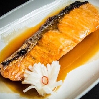 香ばしく焼き上げた鮭の照り焼きが、皆様を和食の贅沢な世界へと誘います🍣✨。甘辛いタレが鮭の旨みを引き立て、一口食べれば上品な味わいが口いっぱいに広がります😋。このふっくらとした鮭の照り焼きを食べれば、心もお腹も満たされること間違いなしです😊。当店では新鮮な食材を使い、職人が丹精込めてお作りしておりますので、その美味しさをぜひご堪能ください🍽️。

和食の定番メニューとして、皆様の食卓に彩りと幸せをお届けします。お友達やご家族とのお食事にぴったりの一品をどうぞお試しください😊。

#和食
#鮭の照り焼き
#日本食
#料理大好き
#美味しい料理
#食べるのが好き
#食事タイム
#食卓の幸せ
#グルメ
#お腹いっぱい
#お食事デート
#食べ歩き
#和食ランチ
#お家ご飯
#和食ディナー
#伝統の味
#和の心
#美味しいもの
#料理好きな人と繋がりたい
#食べスタグラム
#京都の味
#東京グルメ
#大阪グルメ
#美味しい時間
#フードピクス
#名店の味
#食文化を楽しむ
#料理の魅力