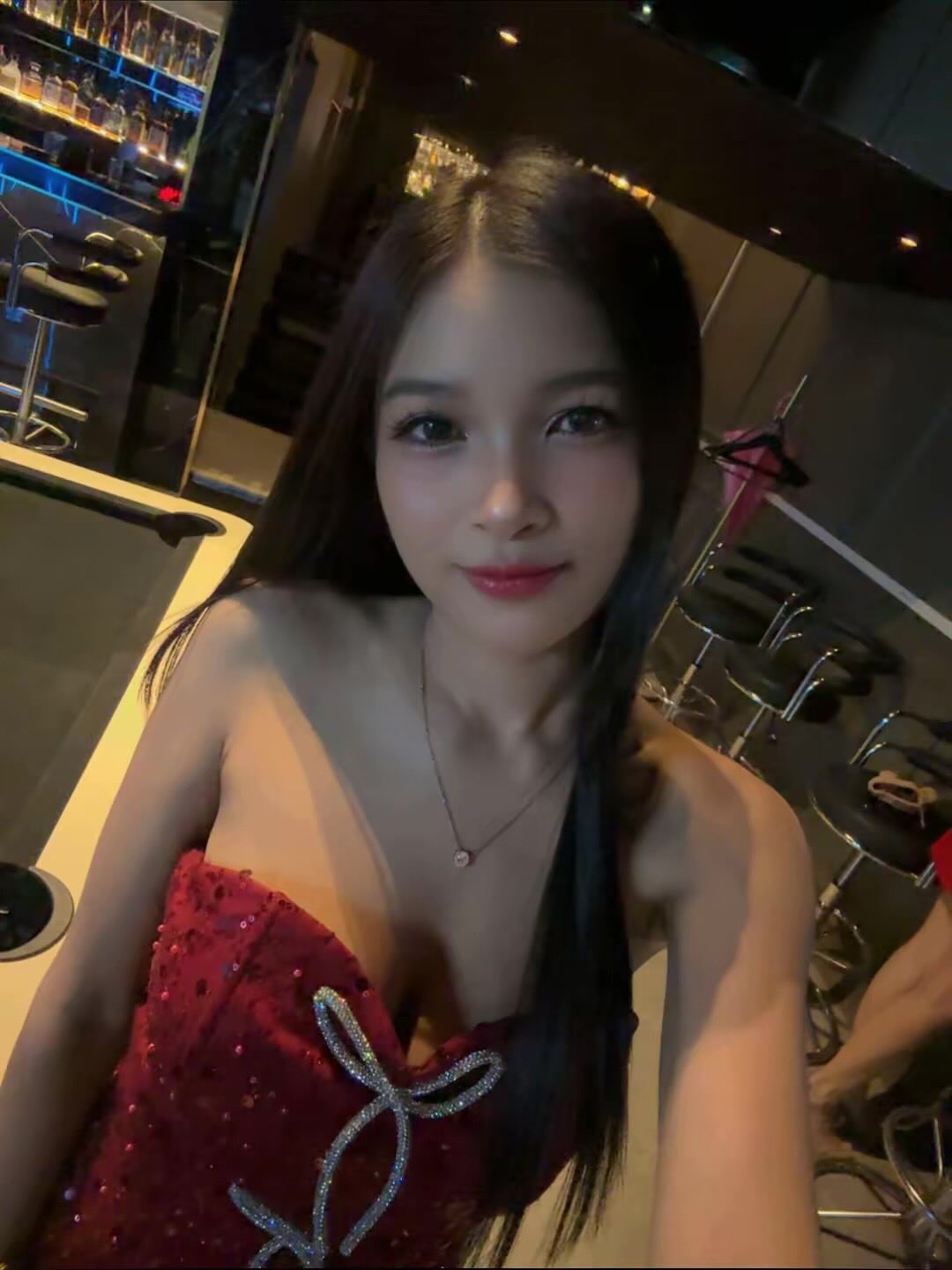 🎤🌟土曜日の夜、待ちに待った週末がやって来た！今夜はキャスト全員が情熱の赤ドレスでお迎えします❤️✨1週間の疲れをすべて癒やすために、TWENTY FOURで心ゆくまで楽しんでみませんか？🍹🎶

🎶お気に入りの曲を歌いながら、カラオケマイクを握ってリラックス。他にもお酒やおつまみをご用意してます✨心をオープンにして、新しい友達もできちゃうかも⁉️👫

さぁ、あなたのステージを彩る準備はできている？🎤呼吸を整えて、マイクを手に取りTWENTY FOURで思いっきり歌っちゃおう！😄週末はまだまだこれから！✨ぜひ遊びに来てね！😆🌟

#Bangkok
#バンコク
#トンロー
#カラオケバー
#ダーツ
バンコク遊び
コヨーテ
曼谷夜生活
卡拉OK