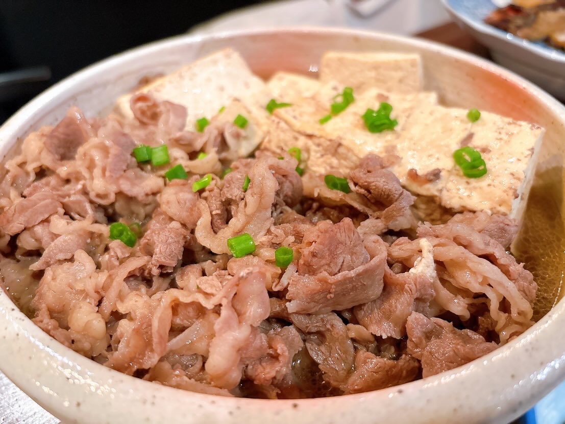 昨夜は満員御礼🈵
お席がなくお断りしたお客さま申し訳ありませんでした…

今日は肉祭りやでー😄
皆様のご来店お待ちしております♪

おひとりさま大歓迎！
カウンター席大人気

おばんざい、鉄板焼きメニュー
二階テーブル席、三階個室完備
一階カウンター席でもオーダー可能です

黒兵衛では
各種ご宴会のご予約承ります♪
コース1,000バーツ〜
飲み放題 300バーツor 400バーツ

二階テーブル席
三階9名様までの小宴会用個室ございます。

よろしくお願いします♪

1月もHappy hour 開催中です
17:00〜19:30

キリンビール大瓶　120B
ウィスキーハイボール　80B

Happy hour in January❗️
17:00〜19:30
Kirin Beer Big Bottle 120B
Whisky Hi-ball 80B

#バンコク創作料理居酒屋 #バンコク日本料理店 #バンコク小料理屋 #バンコクおひとりさま #バンコク1人飲み プラカノン バンコク日本人女性スタッフ常駐 バンコクおかみさん バンコクお好み焼き屋 バンコク鉄板焼き  バンコクおばんざい  japanesefood bangkok phrakhanong japaneserestaurant reopen happyhour obanzai bangkokokonomiyaki bangkokteppanyaki