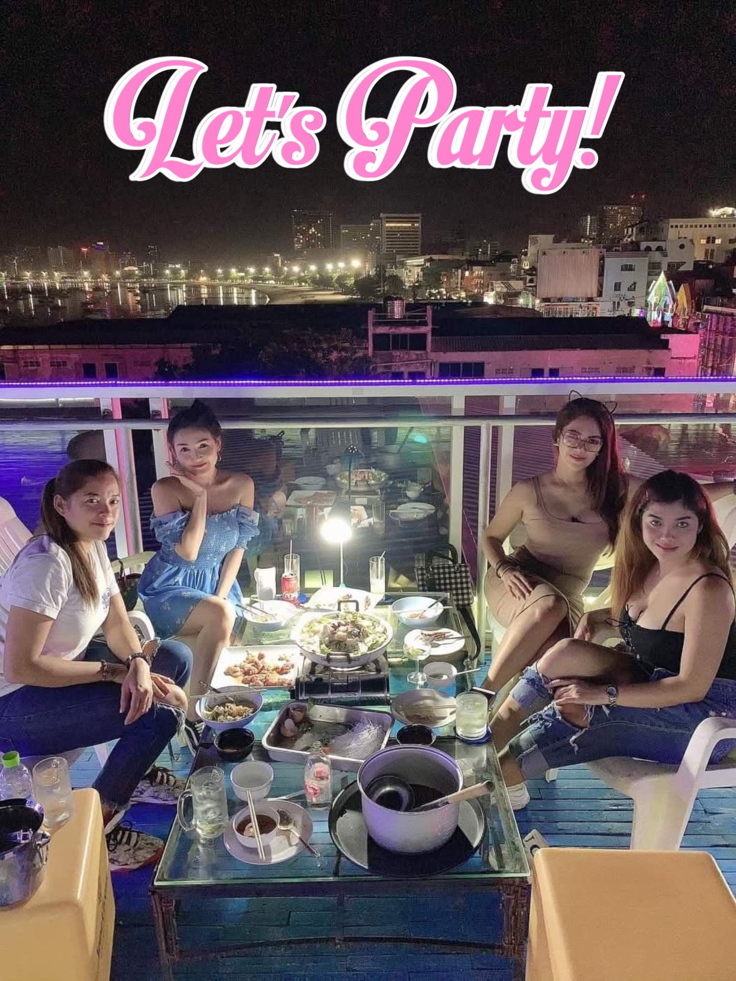 Dinner with a sea breeze? It’s possible on our rooftop. Come join us for some delicious Mu Kratha. We use fresh ingredients so our dishes are absolutely great. Our bar is located right across from Fahrenheit. Easy to find! See you soon! 🙂