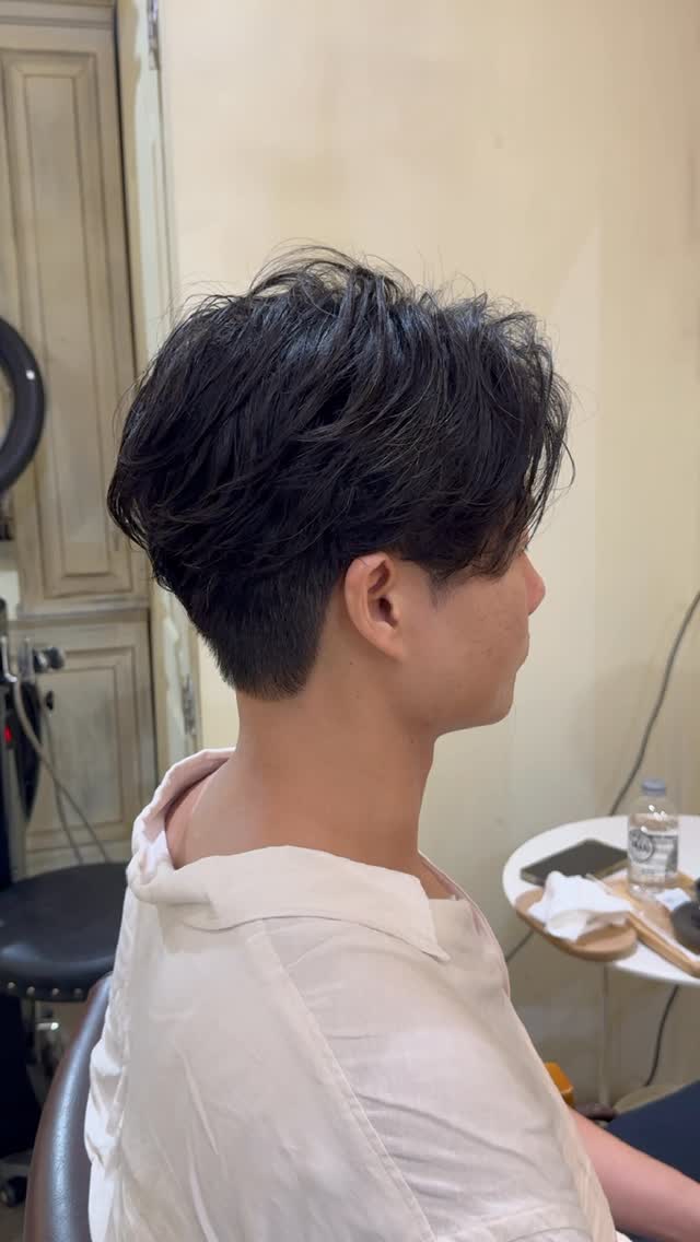 Recently, one of the most popular men’s perm styles is
Two-block with a center part and bang-up style.

Even a no-part down style looks great—
the perm adds natural movement and texture 😊

This is a highly recommended style for mature men.

Cut + Perm + Pre-treatment >>> 4,300 THB

メンズパーマで最近オーダーの多いスタイルはツーブロックにセンターパートのバングアップスタイルです。

ノーパートのダウンスタイルもパーマがいい感じに動きを出してくれます😊

大人男子にお勧めのスタイルです！

カット、パーマ、プレトリートメント>>>4300バーツ

ผู้ชายที่มาดัดผมช่วงนี้
สไตล์ที่ลูกค้าสั่งเยอะคือ
ทูบล็อก + แสกกลาง ปัดหน้าม้าเปิดหน้า (Bang-up style)

แบบ ไม่แสก (Down style) ก็เช่นกัน
ดัดผมช่วยเพิ่มการเคลื่อนไหวให้ทรงผม ดูมีมิติและเป็นธรรมชาติ 😊

เป็นสไตล์ที่ แนะนำมากสำหรับผู้ชายวัยผู้ใหญ่

ตัด + ดัด + Pre-treatment >>> 4,300 บาท#hairsalon #promphong #bangkokhairsalon #dear #mensperm