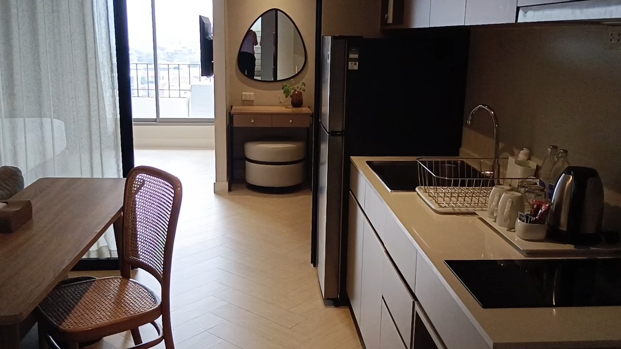 スクンビット71に位置する「Somerset 71」は、ペップリー通り側にあり、1ベッドルームで50㎡の魅力的なお部屋を提供しています🏢。お部屋は広めではありませんが、美しく改装され快適な滞在を保証します✨。バスタブはないものの、機能性とスタイルが両立しています。ただ、このエリアは主にタイ人が住むローカルな地域のため、外国人向けのサービスアパートは他には殆ど御座いません。長期滞在よりも短期の宿泊者が多い物件です🛌。周辺には多くのタイ料理店や屋台が並び、本場の味を楽しむことができますが、外国料理はあまり見かけません🍜。

交通アクセスも非常に便利で、高速道路の出入口や空港行きの電車駅が近くにあるため、通勤やスワンナプール空港へのアクセスに最適な場所です✈️。都市の喧騒から少し離れた静かなエリアで、ローカル文化を存分に味わえます。タイの生活に興味がある方におすすめの物件です🏠。
#バンコク生活
#タイ不動産
#スクンビット71
#短期滞在
#タイ料理
#ローカルライフ
#便利な立地
#Somerset71
#リノベーション
#タイ文化
#バンコク
#旅暮らし
#タイ旅行
#快適生活
#日常生活
#アクセス良好
#異国体験
#都市生活
#課程発見
#旅行者におすすめ
#地元体験
#駅近物件
#紅樹株式会社