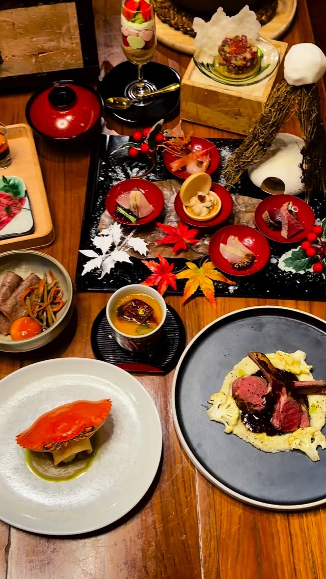 日本直送・冬の旬を贅沢に。
雪景色に見立てた刺身の雪見盛りや、旬の渡り蟹の春巻きなど、季節の美を映す冬のおまかせコース。
大切な人との接待や記念日に、完全個室の静かな空間で上質なひとときをお愉しみください。

おまかせコース：1,800Baht～
※前日までに要予約

———————
คัดสรรวัตถุดิบฤดูหนาวส่งตรงจากญี่ปุ่น
คอร์สโอมากาเสะฤดูหนาว ถ่ายทอดความงามของฤดูกาล เช่น ซาชิมิหิมะ และปอเปี๊ยะปูนิ่มตามฤดูกาล
เหมาะสำหรับการรับรองแขกคนสำคัญหรือวันครบรอบ ในห้องส่วนตัวอันเงียบสงบ

คอร์สโอมากาเสะ เริ่มต้น 1,800 บาท
※กรุณาจองล่วงหน้าอย่างน้อย 1 วัน

———————
A luxurious winter omakase course featuring seasonal ingredients delivered directly from Japan.
Snow-inspired sashimi presentation and seasonal crab spring rolls express the beauty of winter.
Ideal for business dining or special occasions, enjoyed in a serene private room.

Omakase course from 1,800 Baht
※Reservation required at least one day in advance

*-*-*-*-*-*-*-*-*-*-*-*-*-*-*-
📝 For reservations and inquiries, 
contact us on LINE!
＠shakarich
*-*-*-*-*-*-*-*-*-*-*-*-*-*-*-*-

🍴SHAKARICH
📍Shilom Surawong
🕚11:00-Late
📞02-086-7898
🚪15 Private Rooms
(From 2P up to 20P)
🅿️Charn Issara Tower 1
🚄4 min walk from BTS Sala Deang

📍Thonglor Soi 14
🕚11:00-late
📞02-045-4032
🚪12 Private Rooms
(From 2P up to 22P)
🅿️Thonglor13 Home Place

#Omakase #JapaneseCuisine #BangkokDining #PrivateRoom #FineDining #WinterMenu #BusinessDinner #Anniversary #SeasonalIngredients #ShakaRich