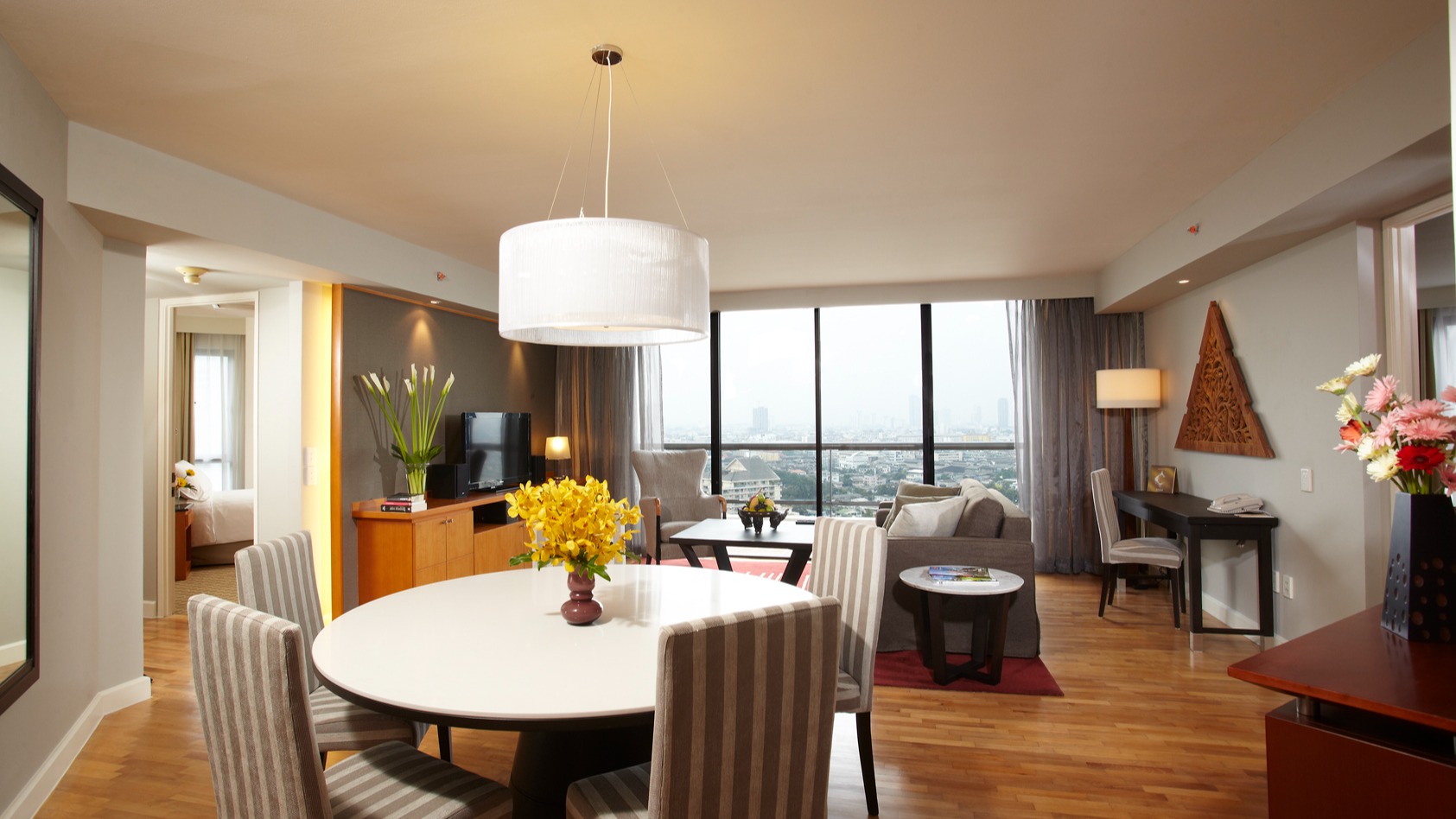 🏢✨ サトーンエリアの快適な生活をお探しのあなたへ！Chatrium Residence Sathonは、リゾートのような雰囲気を満喫できるサービスアパートです。ペット同伴も可能で、長期滞在から短期滞在まで対応可能🐶👪。建物は６棟で構成されており、中央には広々としたプールが。リラックスできるレストランやバーも併設されています🥂。

広々としたジムでのエクササイズや、お子様が楽しめる遊具も充実しています。中心地から少し離れていますが、高速道路の入口が近く、交通の利便性も抜群🚗💨。さらに、大型デパートが近くにあるため、お買い物や外食も特に不便はありません🛍️🍽️。

このような理想的な環境で、新しいお住まいを見つけてみませんか？お問い合わせはお気軽にどうぞ😉✨

🏢✨ For those seeking comfortable living in the Sathon area! Chatrium Residence Sathon is a serviced apartment where you can enjoy a resort-like atmosphere. Pets are allowed, and both long-term and short-term stays are available 🐶👪. The building is composed of six blocks, with a spacious pool in the center. There are also relaxing restaurants and bars attached 🥂.

A spacious gym is available for exercise, and there are plenty of playgrounds for children to enjoy. Although it's a little away from the city center, the entrance to the expressway is nearby, making transportation very convenient 🚗💨. Furthermore, with a large department store nearby, shopping and dining out are especially convenient 🛍️🍽️.

Would you like to find a new home in such an ideal environment? Feel free to contact us for more information 😉✨

🏢✨ สำหรับคุณที่กำลังมองหาชีวิตที่สะดวกสบายในย่านสาทร! Chatrium Residence Sathon คือเซอร์วิสอพาร์ทเมนต์ที่ให้คุณเพลิดเพลินกับบรรยากาศแบบรีสอร์ต สามารถนำสัตว์เลี้ยงเข้าพักได้ และรองรับทั้งการเข้าพักระยะยาวและระยะสั้น 🐶👪 อาคารมีทั้งหมด 6 หลัง ตรงกลางมีสระว่ายน้ำขนาดใหญ่ และยังมีร้านอาหารกับบาร์ที่เหมาะสำหรับการพักผ่อน🥂

มีห้องออกกำลังกายขนาดใหญ่สำหรับการออกกำลังกาย และมีเครื่องเล่นสำหรับเด็ก ๆ อย่างครบครัน ตั้งอยู่นอกใจกลางเมืองเล็กน้อย แต่ใกล้ทางด่วน ทำให้เดินทางสะดวกสบาย 🚗💨 อีกทั้งยังมีห้างสรรพสินค้าขนาดใหญ่อยู่ใกล้ ๆ จึงสะดวกทั้งการช้อปปิ้งและรับประทานอาหารนอกบ้าน 🛍️🍽️

ทำไมไม่ลองหาบ้านใหม่ในสภาพแวดล้อมที่ลงตัวแบบนี้ดูล่ะ? ติดต่อสอบถามได้เลยนะคะ😉✨

#不動産
#バンコク生活
#リゾートライフ
#ペット可
#ファミリー向け
#サービスアパート
#長期滞在
#短期滞在
#快適な生活
#サトーン
#便利なロケーション
#プール付き
#ジム完備
#買い物便利
#お気軽にお問い合わせください
#紅樹株式会社