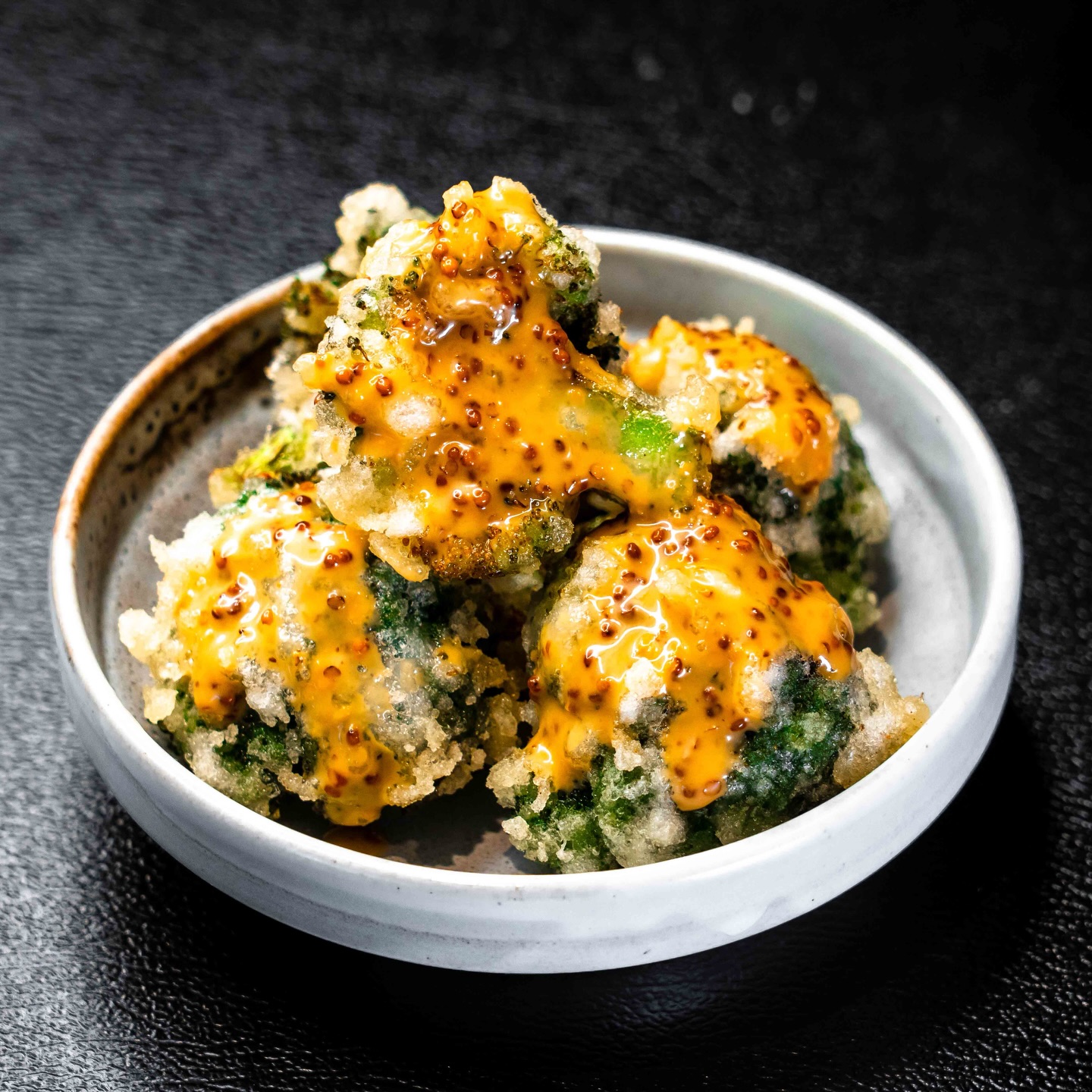 🥦
店主の好物
「ブロッコリーフリット」
99Baht

マジで毎日食べれます！
マジでそれくらい好きです！
外はサクサクで中は肉厚で🍺進む！
ピリッとお試しくださいね♪( ´θ｀)ノ

19日(月)定休日なんですが
ランチに貸切パーティの予約あって
店を開けることにしました！！

21日(水)の夜営業も
30名の貸切ありまして予約不可となってます！！

このように自由に使える”ルンバ“
何でもご相談くださいね📱

#トンロールンバ #トンロー #スープパスタ #🇹🇭