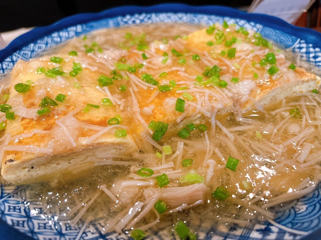 本日は華金✨

テーブル席はまだまだ余裕があります
皆様のご来店お待ちしております♪

おひとりさま大歓迎！
カウンター席大人気

おばんざい、鉄板焼きメニュー
二階テーブル席、三階個室完備
一階カウンター席でもオーダー可能です

黒兵衛では
各種ご宴会のご予約承ります♪
コース1,000バーツ〜
飲み放題 300バーツor 400バーツ

二階テーブル席
三階9名様までの小宴会用個室ございます。

よろしくお願いします♪

1月もHappy hour 開催中です
17:00〜19:30

キリンビール大瓶　120B
ウィスキーハイボール　80B

Happy hour in January❗️
17:00〜19:30
Kirin Beer Big Bottle 120B
Whisky Hi-ball 80B

#バンコク創作料理居酒屋 #バンコク日本料理店 #バンコク小料理屋 #バンコクおひとりさま #バンコク1人飲み プラカノン バンコク日本人女性スタッフ常駐 バンコクおかみさん バンコクお好み焼き屋 バンコク鉄板焼き  バンコクおばんざい  japanesefood bangkok phrakhanong japaneserestaurant reopen happyhour obanzai bangkokokonomiyaki bangkokteppanyaki