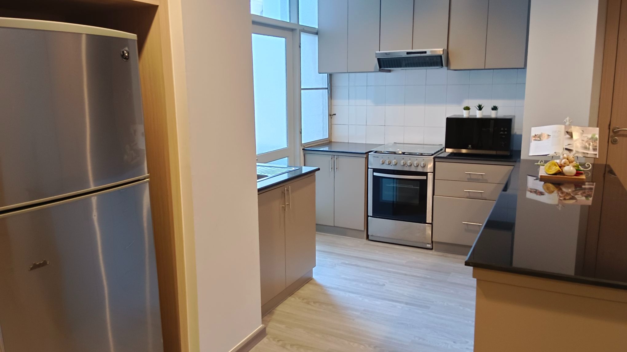 ✨新たな住まいをお探しの皆様へ✨スクンビット31に位置する魅力的な改装物件、「The Knight Sukhumvit 31」の空室情報をお知らせします🏢💫。このアパートメントは広々とした2ベッドルームで、150㎡もありながら、それ以上の広さを感じられる設計になっています。月額賃料は75,000バーツからのご案内です。

🍽広々キッチンスペースは、料理好きにはたまらないポイント。ペットも歓迎ですので、大切な家族と一緒に快適な生活を楽しむことができます🐾。BTS駅からは少し距離がありますが、大型デパート、エムソフィアへは徒歩でアクセス可能。ショッピングや食事に便利な立地です。お部屋のご案内、ご質問はお気軽にお問い合わせください🏠。

おしゃれで快適な新生活🏡、ぜひ一度ご覧ください🌟！

✨To everyone looking for a new home✨ We are pleased to announce the vacancy information for the charming renovated property "The Knight Sukhumvit 31" located in Sukhumvit 31🏢💫. This apartment features a spacious 2-bedroom layout with 150㎡, and it is designed to feel even more spacious. Monthly rent starts from 75,000 baht.

🍽The large kitchen space is an irresistible feature for those who love to cook. Pets are also welcome, so you can enjoy a comfortable life together with your beloved family members🐾. While it is a bit far from the BTS station, you can walk to the large department store EmSphere. It is a convenient location for shopping and dining. For room tours or questions, please feel free to contact us🏠.

For a stylish and comfortable new lifestyle🏡, please take a look🌟!

#バンコク
#スクンビット
#アパートメント
#賃貸
#ペット可
#大空間キッチン
#リノベーション
#モダンライフ
#不動産業界
#お引越し
#バンコク生活
#タイ生活
#バンコク不動産
#紅樹株式会社