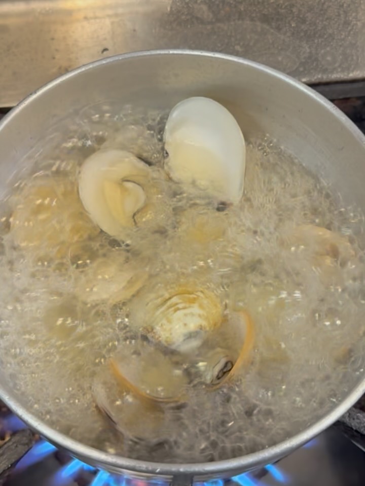 ลองลิ้มลองเมนู “หอยตลับต้มสาเก” ที่ให้คุณได้สัมผัสกับรสชาติที่ไม่เหมือนใคร! 🐚🍶 หอยตลับตัวใหญ่เนื้อแน่น คลุกเคล้ากับสาเกที่คัดสรรมาอย่างพิถีพิถัน เพิ่มความหอมอร่อยได้เป็นอย่างดี ไม่ว่าจะทานเล่นๆ หรือจะสั่งเป็นซุปคู่กับมื้ออาหารหลักก็ฟินสุดๆ 🥢✨🌿 ครบจบทุกความอร่อยในคำเดียว เอ๊ะ! แต่ห้ามลืมเช็คอินและแท็กเราด้วยนะ ใครพร้อมเรียกน้ำย่อยก็มากันได้เลยนะคะที่ร้านอาหารญี่ปุ่นของเรา อย่ารอช้า มาเปลี่ยนวันธรรมดาของคุณให้เป็นวันพิเศษกับเรากันเถอะ

“酒蒸しアサリ”のメニューをぜひお試しください！🐚🍶 大ぶりで身がぎっしり詰まったアサリに、厳選された日本酒を合わせて風味豊かに仕上げました。そのままおつまみとしても、メイン料理に合わせるスープとしても最高の一品です🥢✨🌿 一口で全ての美味しさが味わえますよ。あ、でもチェックインとタグ付けもお忘れなく！前菜を楽しみたい方は、ぜひ当店の日本料理店にお越しください。迷わず、普段の日を特別な日に変えてみませんか？

#อร่อยต้องลอง
#อาหารญี่ปุ่น
#รสชาติพรีเมี่ยม
#ร้านแนะนำ
#Chofujpark