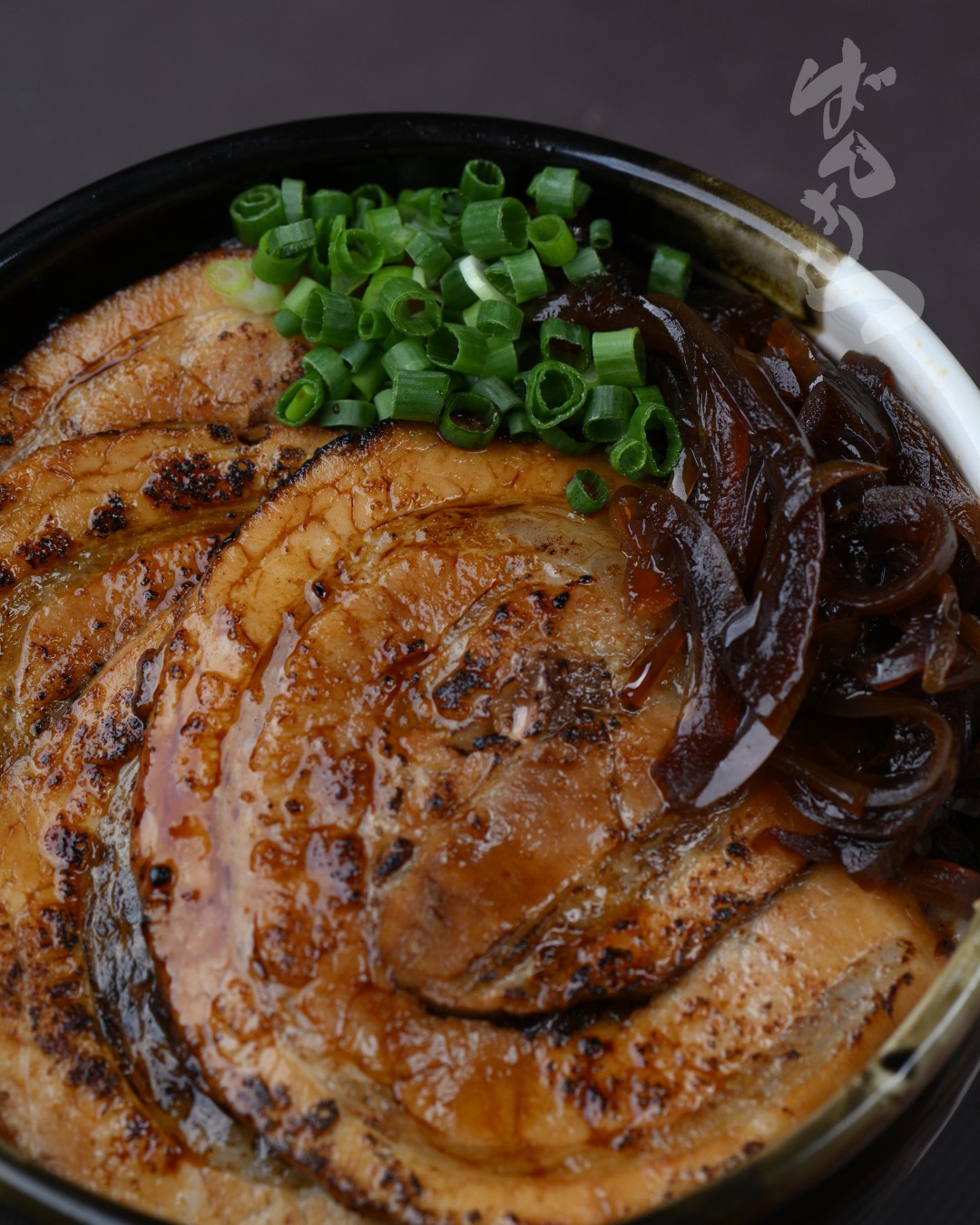 ความพิถีพิถันในทุกขั้นตอน เพื่อรสชาติที่สมบูรณ์แบบ 🔥

เมนู Aburi Chashu Don (ข้าวหน้าหมูชาชูย่าง) ของเรา เริ่มต้นจากหมูชาชูคุณภาพเยี่ยม นำมาผ่านเปลวไฟให้เกิดกลิ่นหอมและรสสัมผัสที่นุ่มละมุน เสิร์ฟคู่กับข้าวสวยญี่ปุ่นนุ่มๆ และเครื่องเคียงที่คัดสรรมาอย่างดี เพื่อให้ลูกค้าได้รับประสบการณ์ความอร่อยตามแบบฉบับต้นตำรับ

มาลิ้มลองความอร่อยที่ลงตัวได้แล้ววันนี้ที่ Bankara Ramen ค่ะ

#BankaraRamen #AuthenticJapanese #AburiChashu #ข้าวหน้าหมูชาชู #รีวิวอาหาร #JapaneseCuisine #BangkokFood