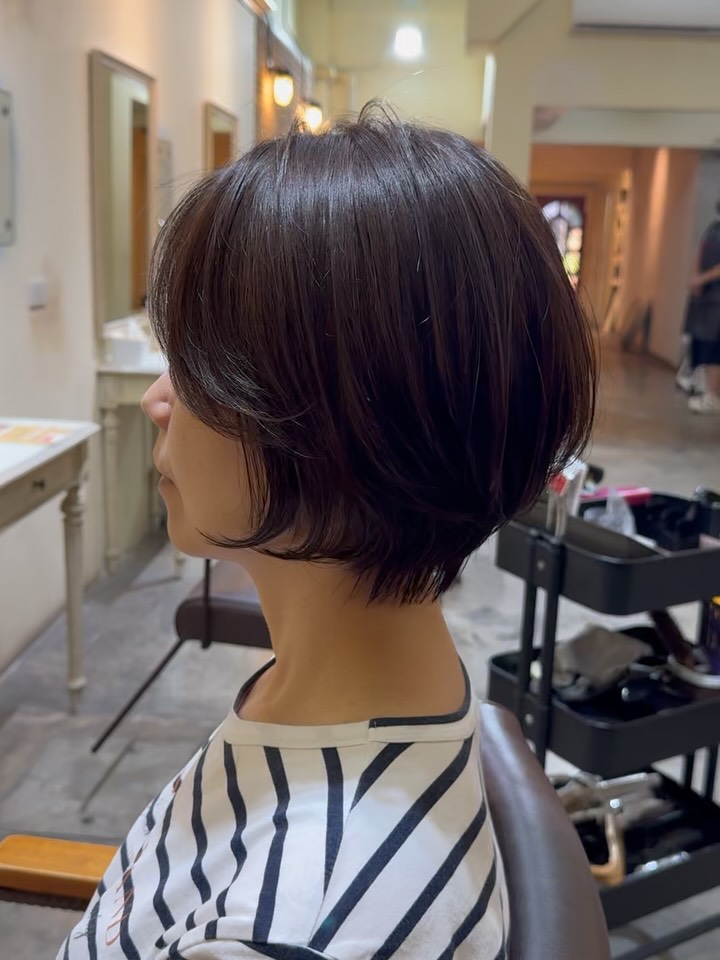 I focused on creating volume at the back of the head and refining the texture at the ends.
The key point is the flow around the face.
Finished with be-X Deep Layer oil for a smooth, polished look.

後頭部のボリューム、毛先の質感にこだわってカットしました。
顔周りの流れがポイントです。
仕上げはbe-XのDeep Layerのオイルです。

ตัดโดยเน้นวอลุ่มบริเวณด้านหลังศีรษะ และใส่ใจในเท็กซ์เจอร์ของปลายผม
จุดเด่นคือการไหลของผมรอบกรอบหน้า
จัดทรงด้วยออยล์ be-X Deep Layer เพื่อผมดูเรียบสวยและมีมิติ