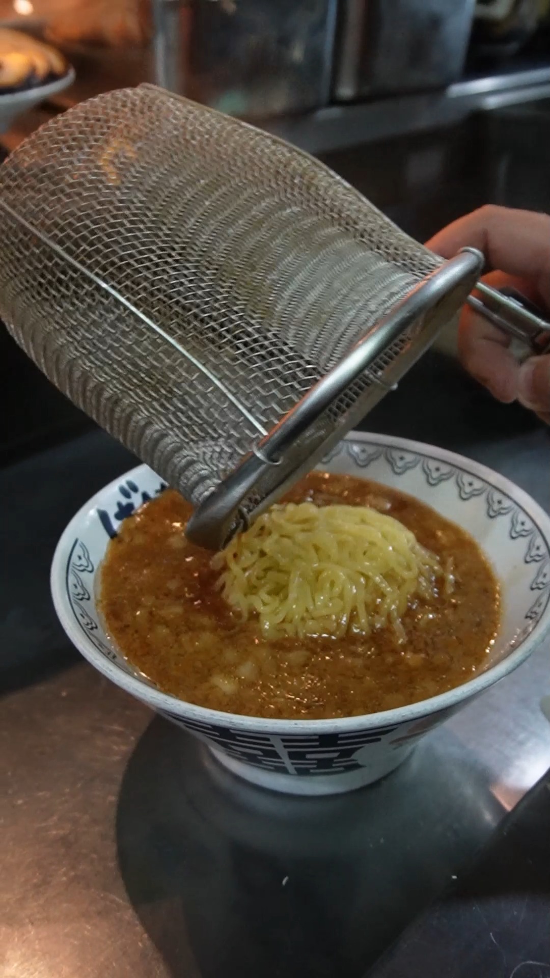 Behind every bowl is a soul 🍜 ความพิถีพิถันของราเมงต้นตำรับจากญี่ปุ่น  ชามนี้บอกเลยว่าที่สุด!

#BehindTheScenes #RamenMaking #BankaraRamen #FoodVlog #AuthenticTaste #รีวิวอาหาร #หมูตุ๋นคาคุนิ #ราเมงญี่ปุ่น